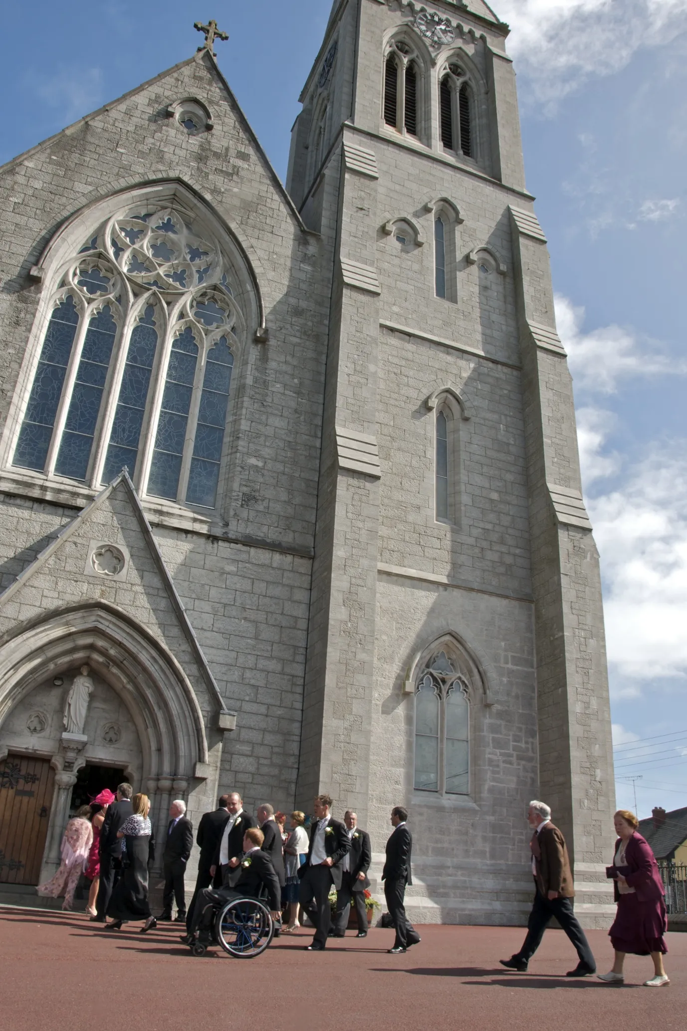 Photo showing: St. Joseph's Church, Carrickmacross, Co. Monaghan, Ireland. Designed by J. J. McCarthy in 1861, construction was still not finished when J. J. McCarthy died in 1882 but was afterwards by his son C. J. McCarthy, finished in 1888(?).