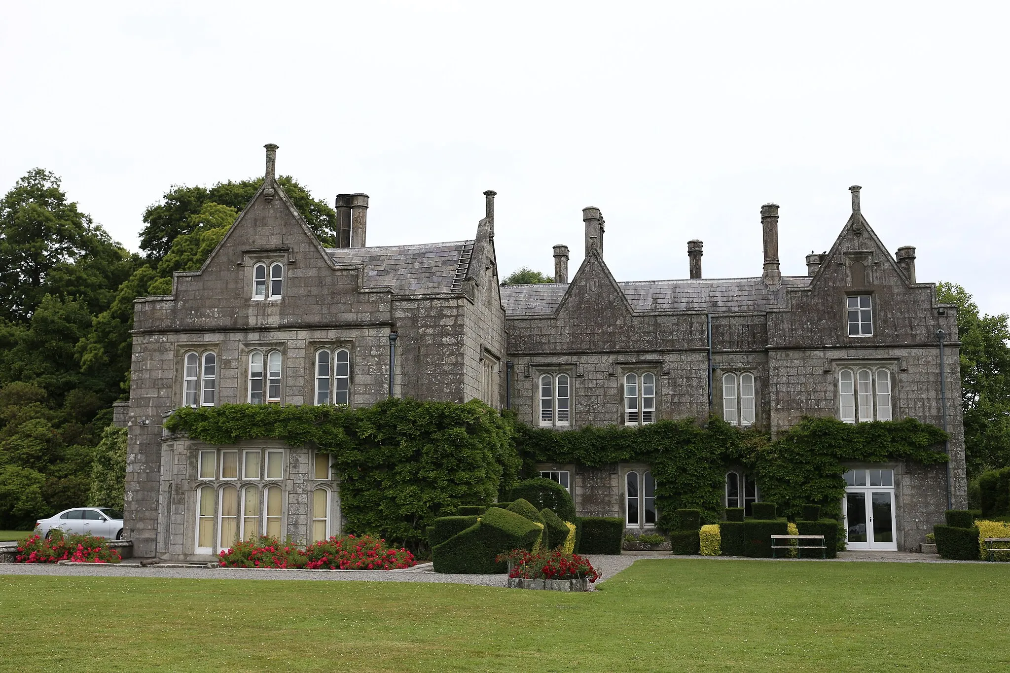 Photo showing: The Lisnavagh Estate lies just outside the village of Rathvilly in County Carlow, Ireland. Lisnavagh is the family seat of the McClintock-Bunbury family