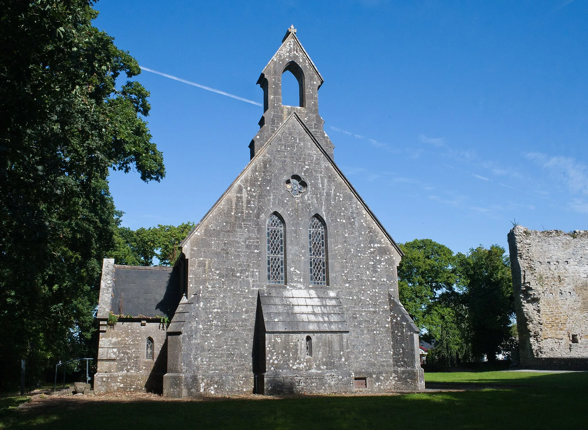 Photo showing: West gable of the former Anglican parish church of Timahoe, now used as a library.