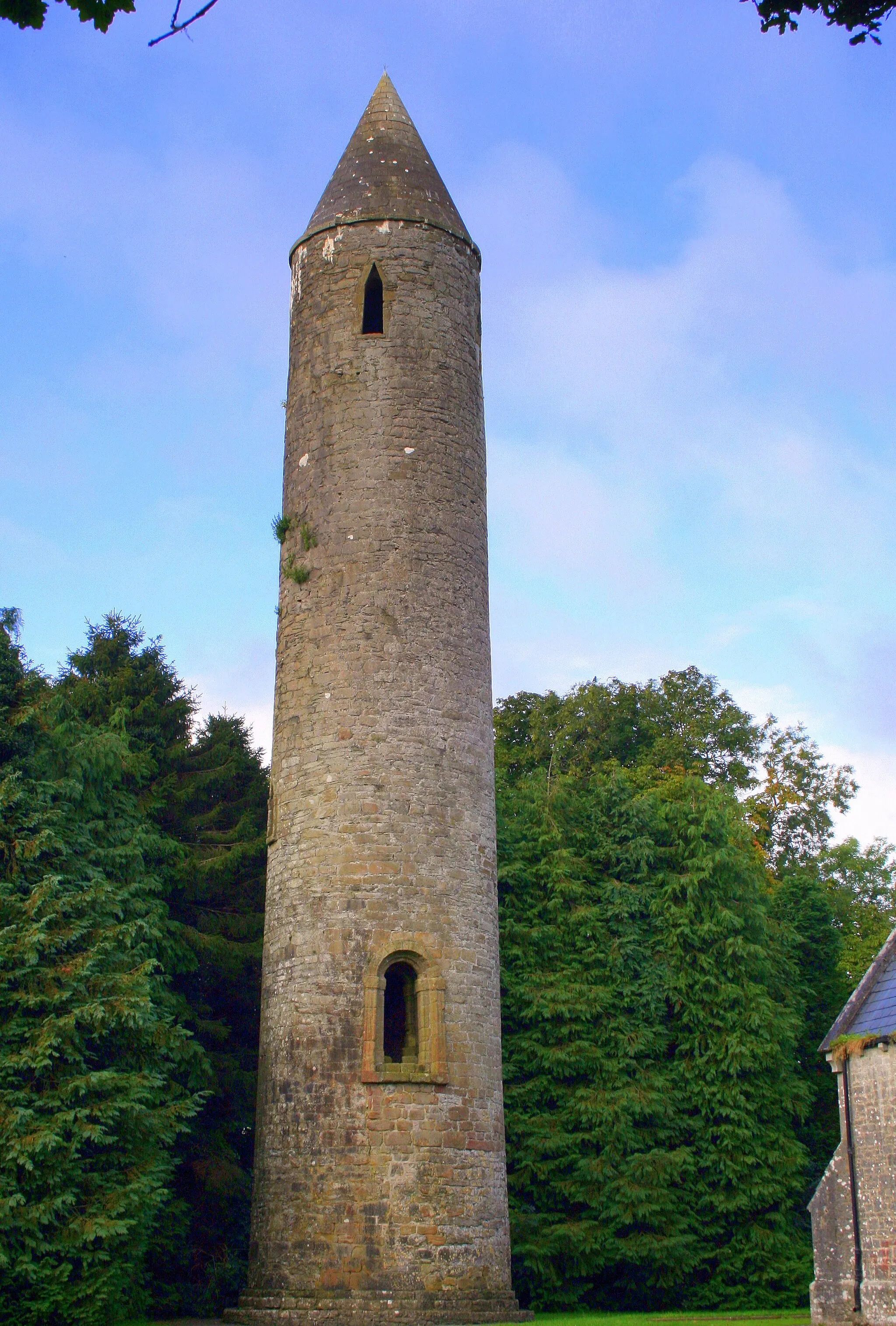 Photo showing: Round Tower, Timahoe, Ireland. Note the door is above ground for defensive purposes.