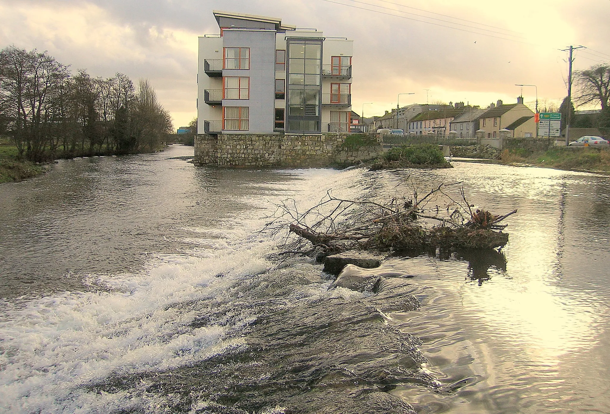 Photo showing: Weir and appartments-on-Slaney, Baltinglass, County Wicklow, Ireland