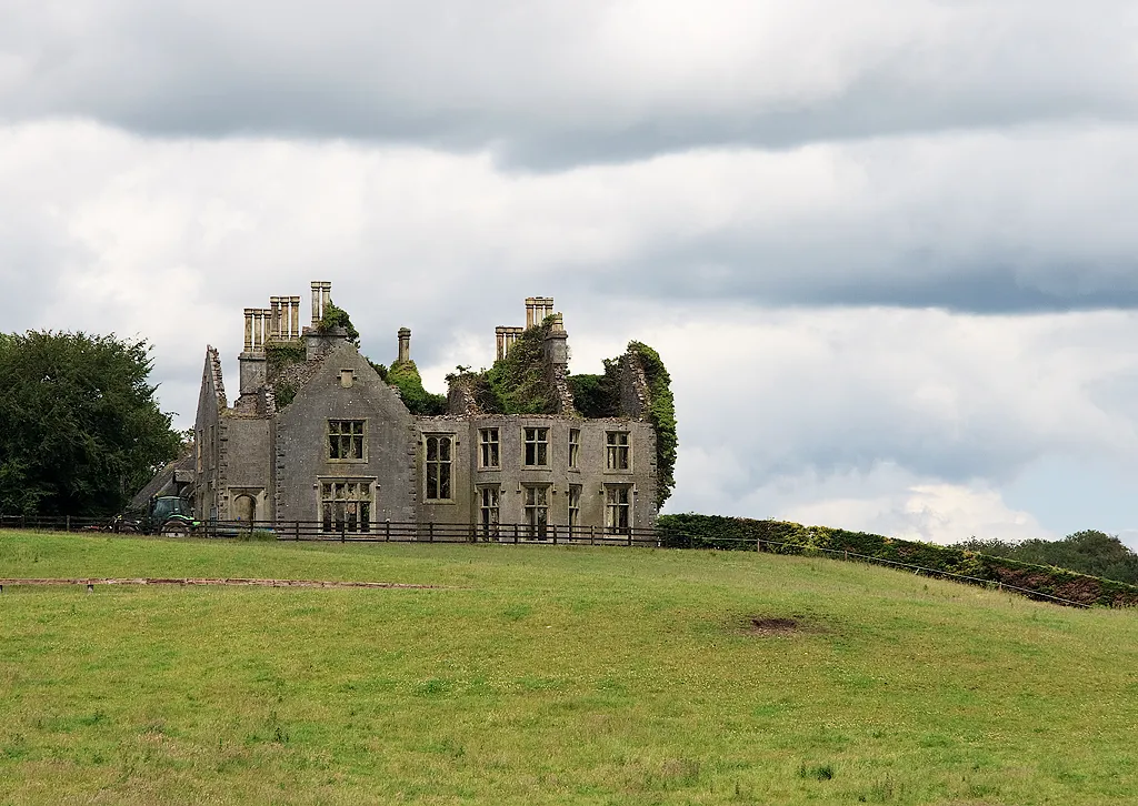 Photo showing: Abandoned mansion, Durrow - Knocknatrina House (1)