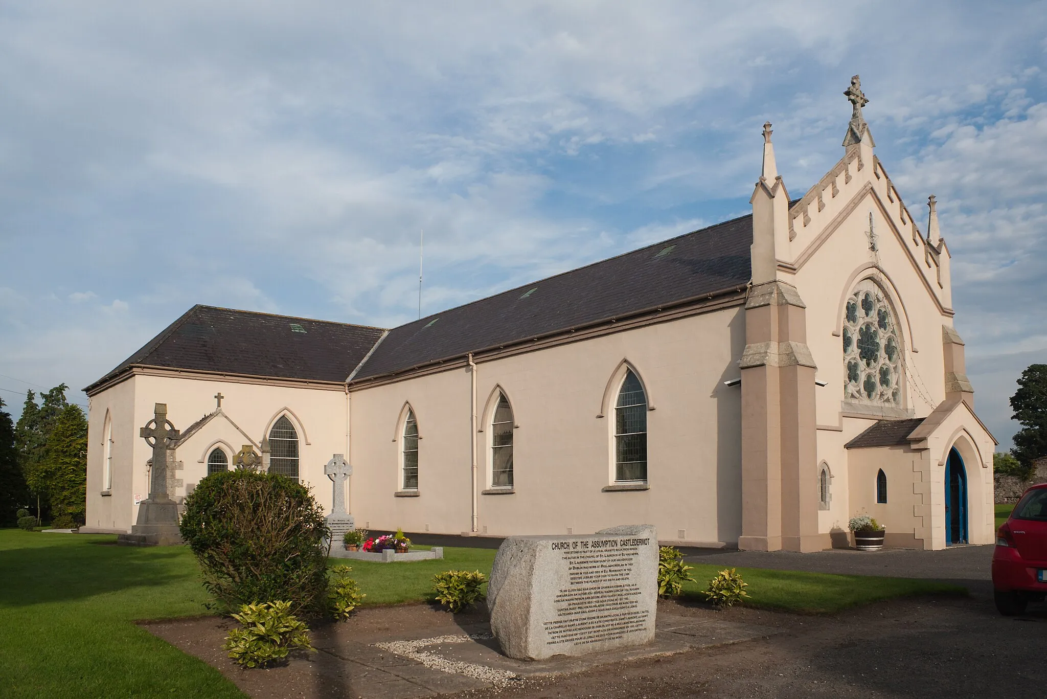 Photo showing: South-east view of the Church of the Assumption in the morning sun.