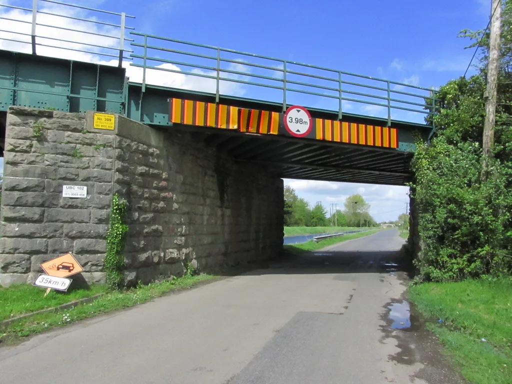 Photo showing: Low bridge on Canal Harbour, Monasterevin