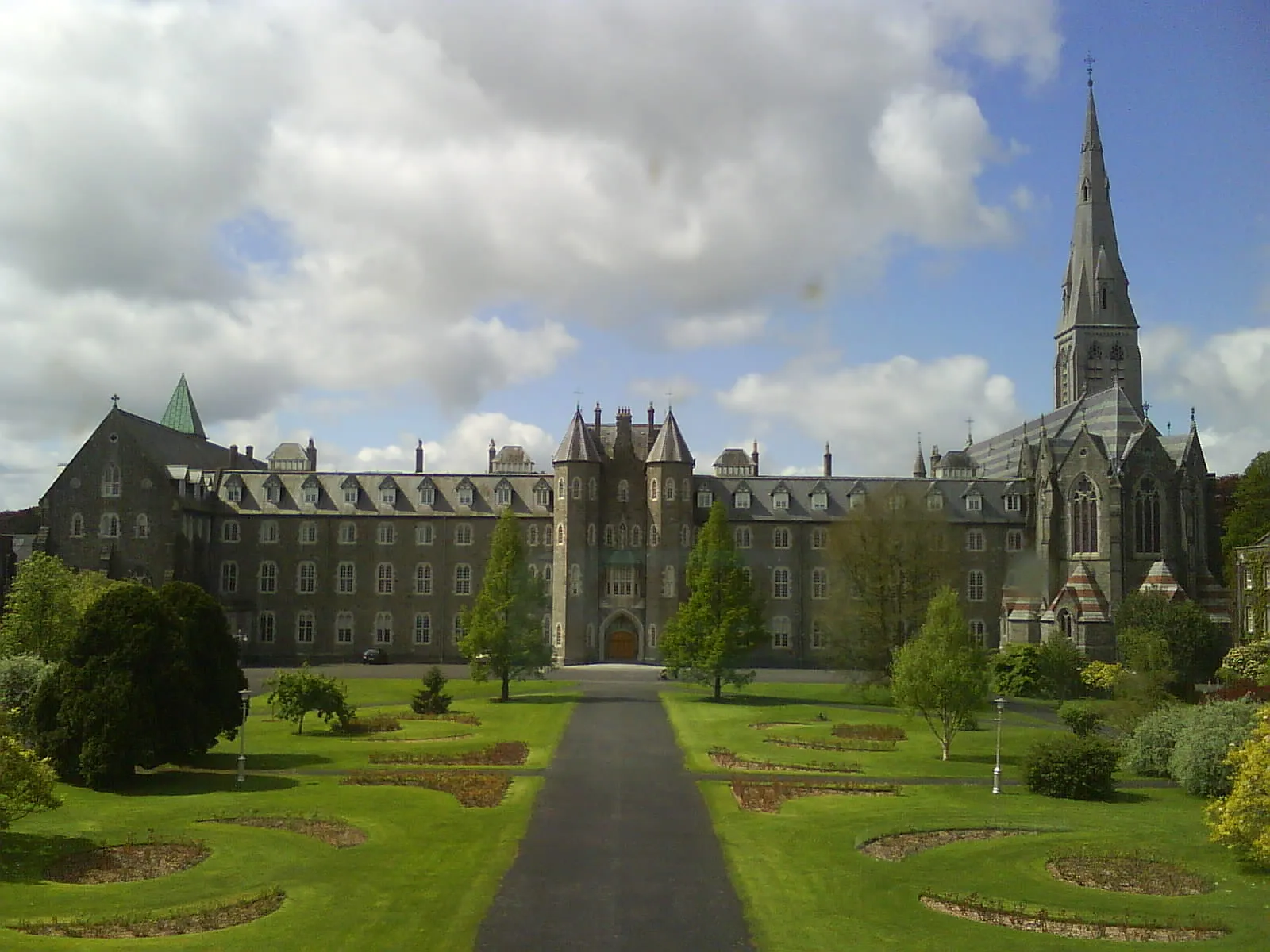 Photo showing: St Patricks from St Joseph's Square