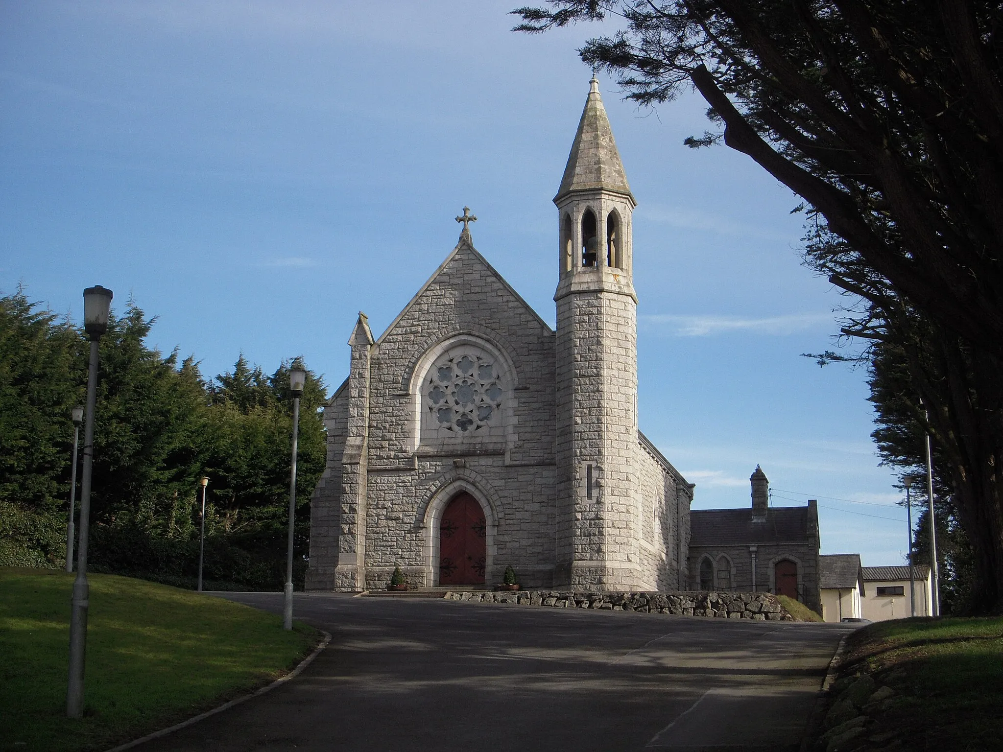 Photo showing: Kilbride Church, Co Meath. Kilbride Church opened in 1930. It is in the Catholic parish of Dunboyne and Kilbride.