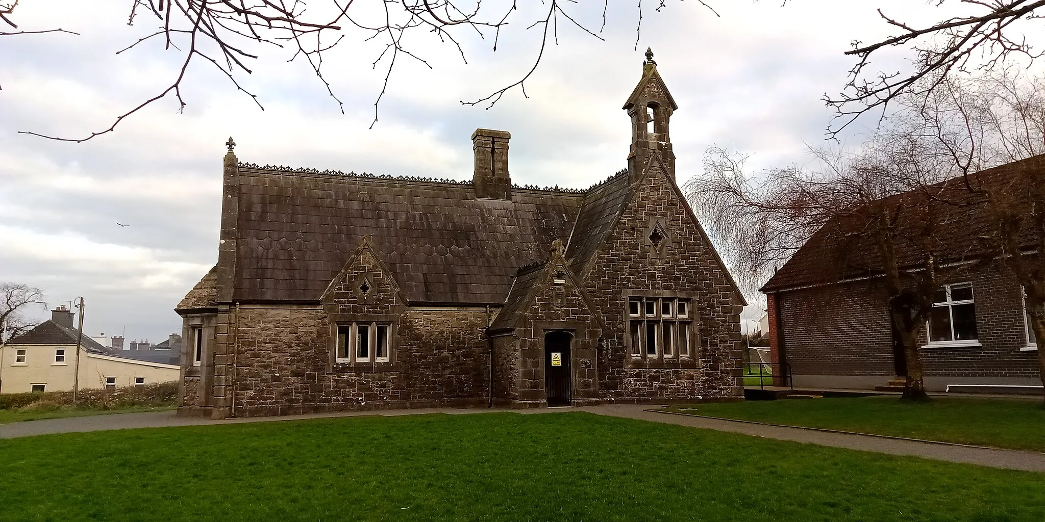 Photo showing: Old school house in Geashill