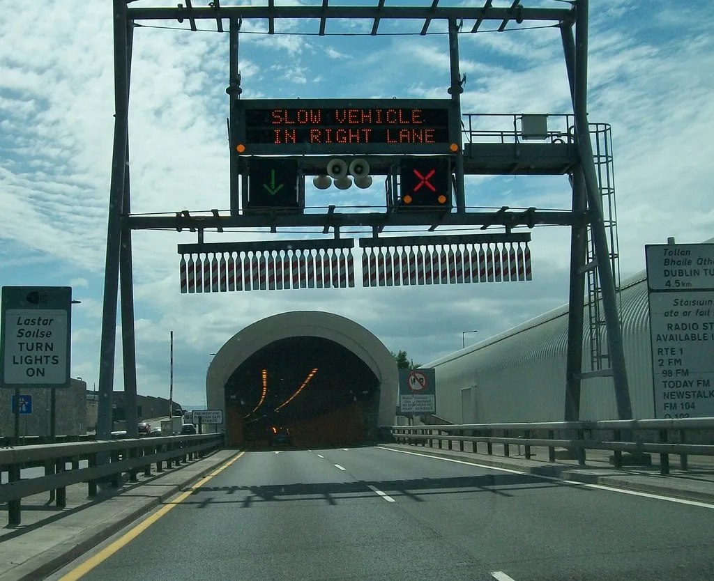 Photo showing: Approaching the south-bound entrance of the Dublin Port Tunnel