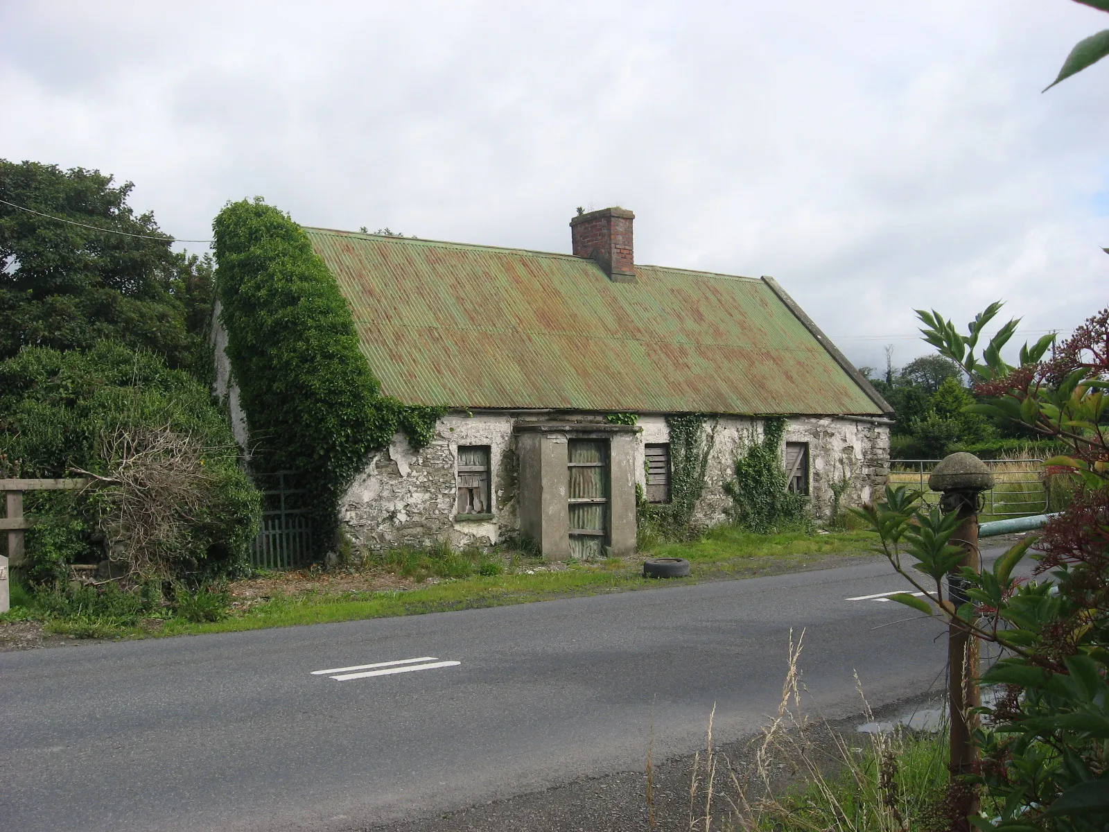 Photo showing: Cottage at Chanonrock, Co. Louth A house is indicated here on the 1st edition of the O.S. six-inch map, surveyed in 1835. The front door is a few feet from the fast R178 Dundalk-Carrickmacross road; OK in 1835.
