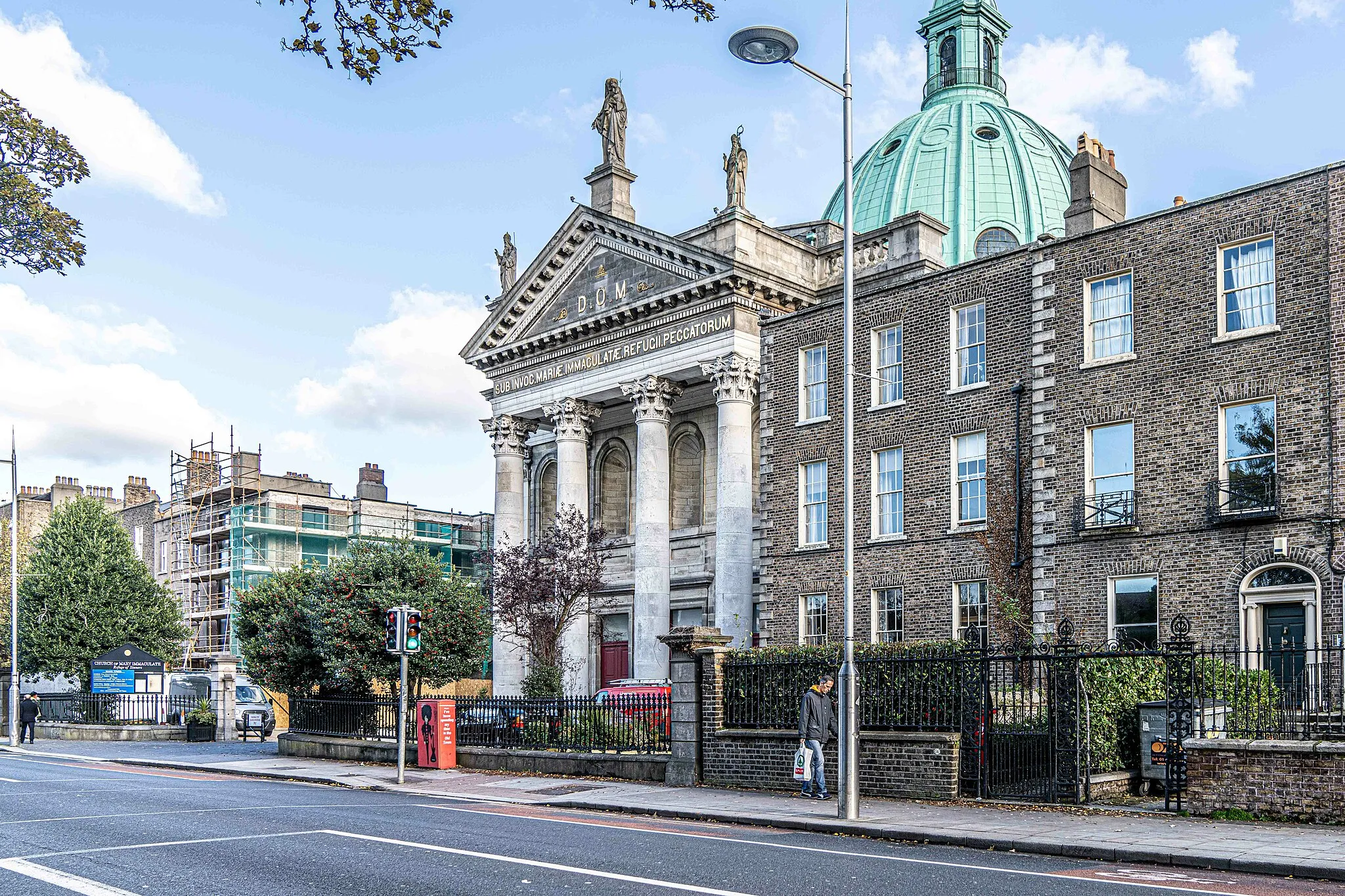 Photo showing: L-R: The neoclassical Church of Mary Immaculate, Refuge of Sinners with Georgian townhouses in Rathmines, Dublin.