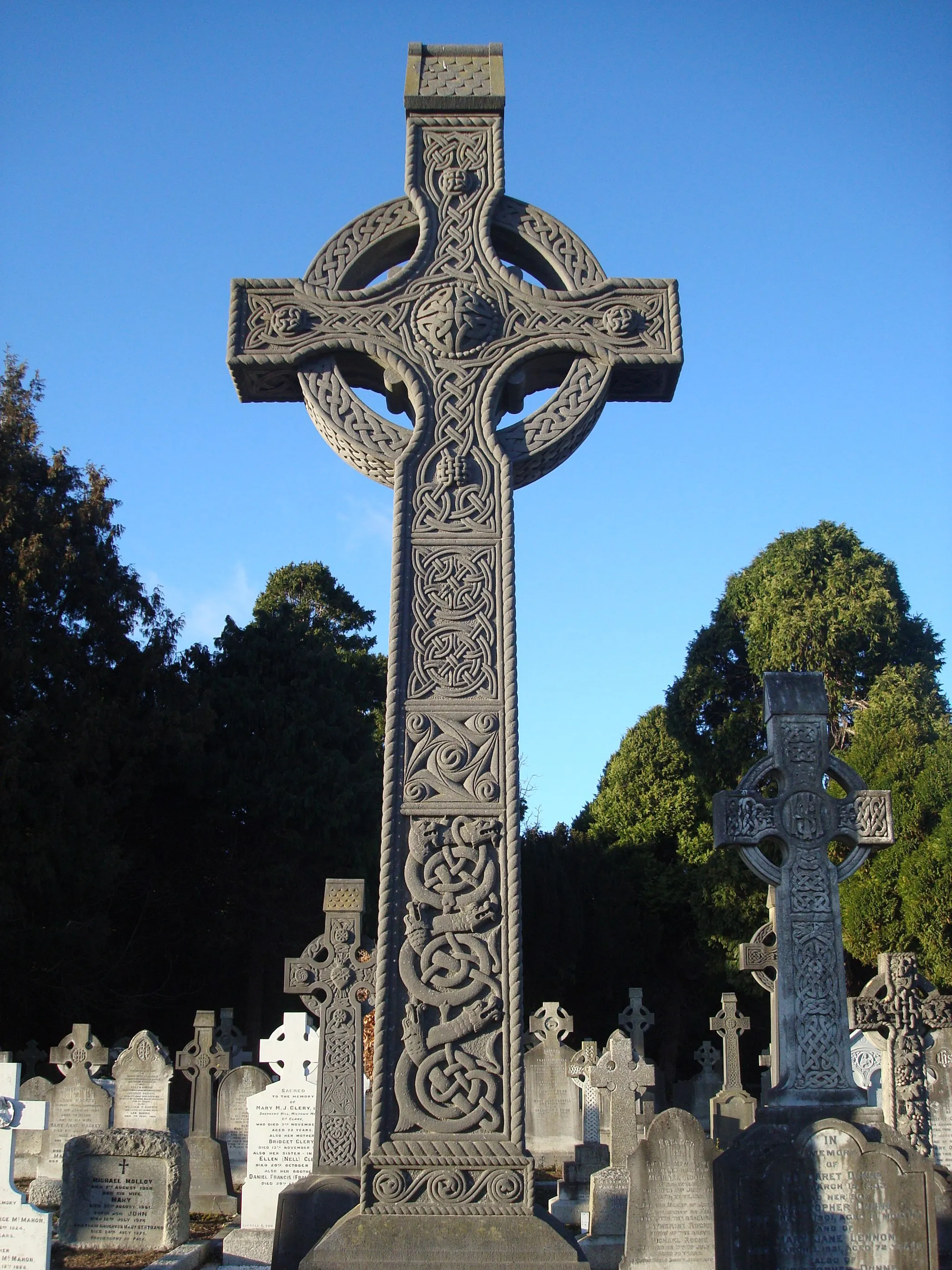 Photo showing: A Celtic Cross in Deans Grange Cemetery