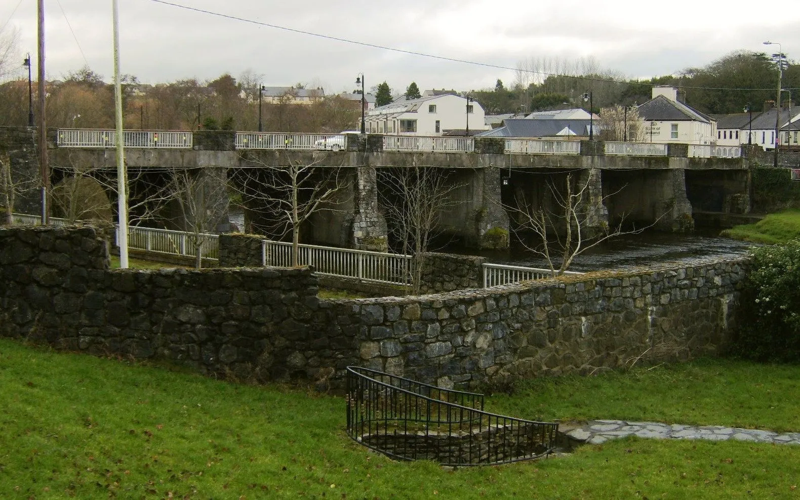 Photo showing: Road bridge across the Liffey in Kilcullen, Ireland