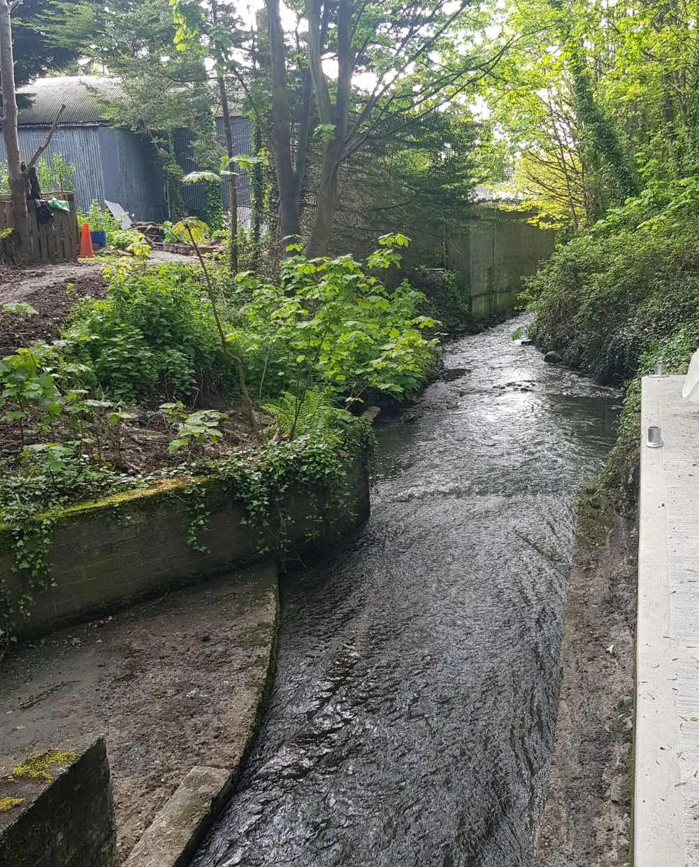 Photo showing: Close to the confluence of Finglas-stream and the river Tolka were 3 large houses dating to the 19th century. These were Ardstraw House, St. Brendan’s and Lisín. There was also a cluster of cottages (and their out-houses), numbering 5 residences in total.
This was also the location of the junction of Old Finglas Road and Finglas Road. The Finglas Road is now the dual-carriage N2. This national primary road is the route from Dublin city to Derry city, becoming the A5 across Northern Ireland.
The area was known locally as Finglas Bridge, and the little village of cottages as Farrelly’s Cottages, with Dowling’s Yard closest to Finglas-Stream. The placename Dowling’s Yard survives today. However it is no longer a pigsty but instead is a car body shop.

Dowling's Yard, Old Finglas Road is visible in the photo to the left.