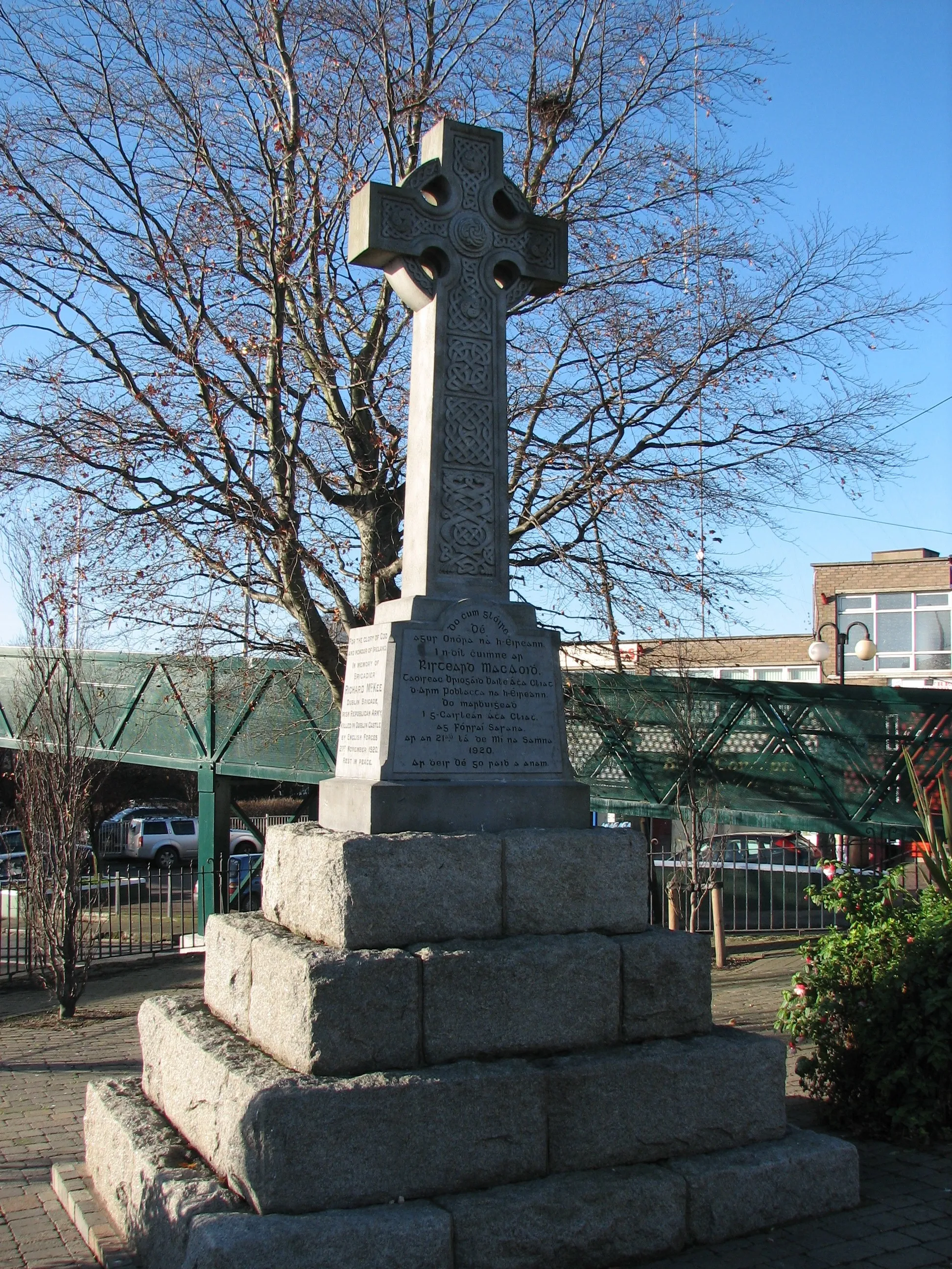 Photo showing: Dick McKee Memorial Finglas Village, Finglas, was officially unveiled by Eamonn De Valera 10 June 1951. I n the townland of Finglas East, in the civil parish of Finglas, in the barony of Castleknock.