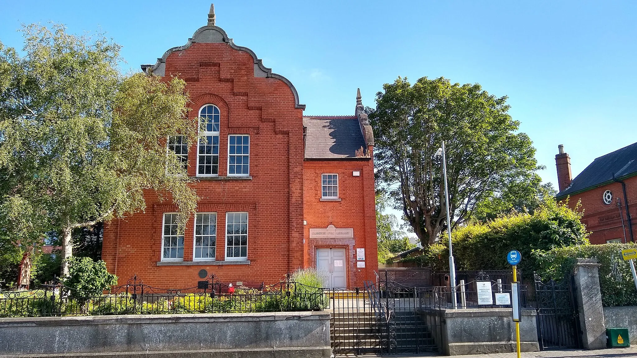 Photo showing: Malahide Library