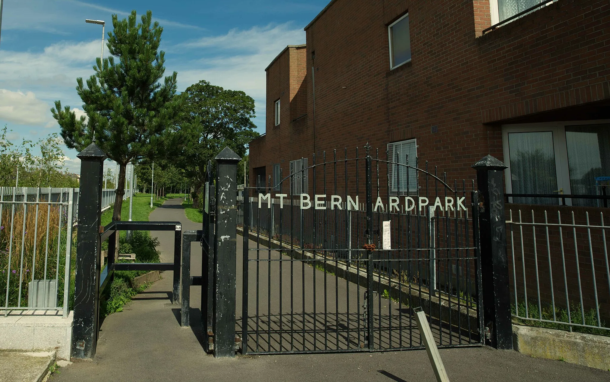 Photo showing: Photograph of the Entrance Gate to Mount Bernard Park