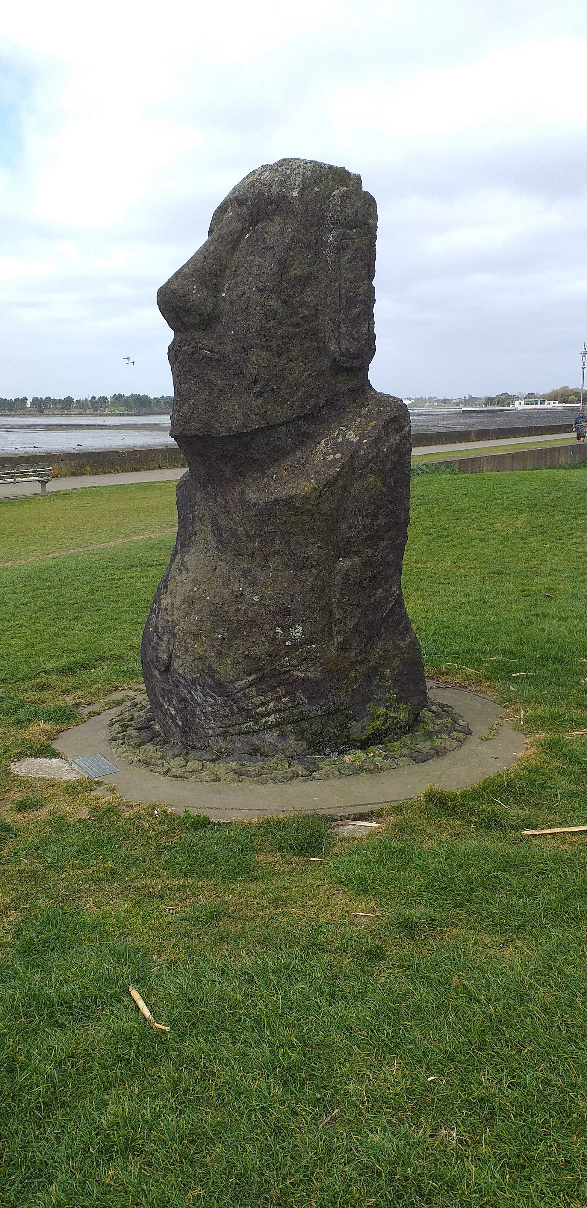 Photo showing: Maoi (Easter Island statue) sculpture on the promenade at Clontarf, near Vernon Avenue. Donated to the city of Dublin by the Government of Chile in 2004