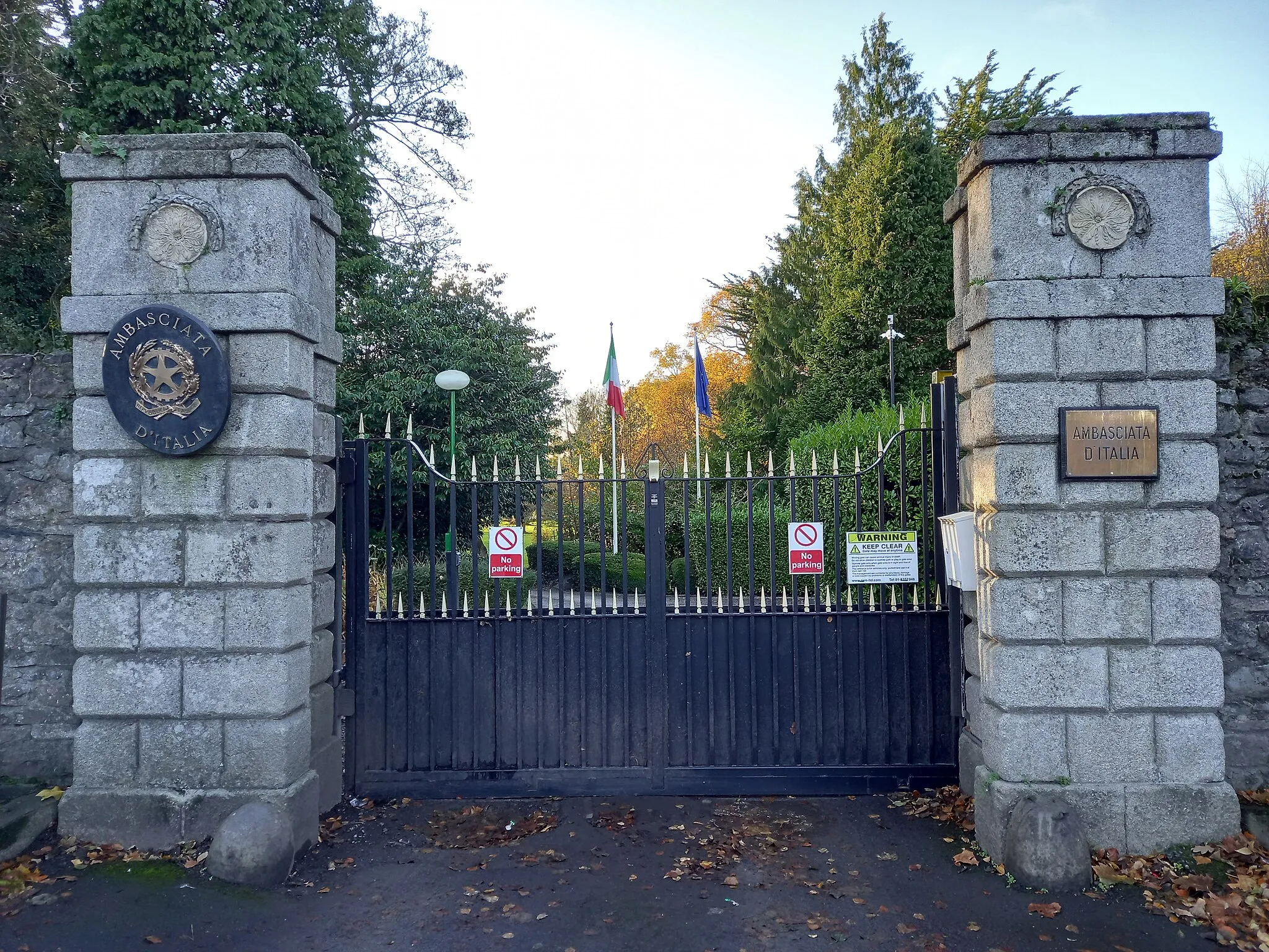 Photo showing: Gates of Italian embassy in Lucan, Ireland