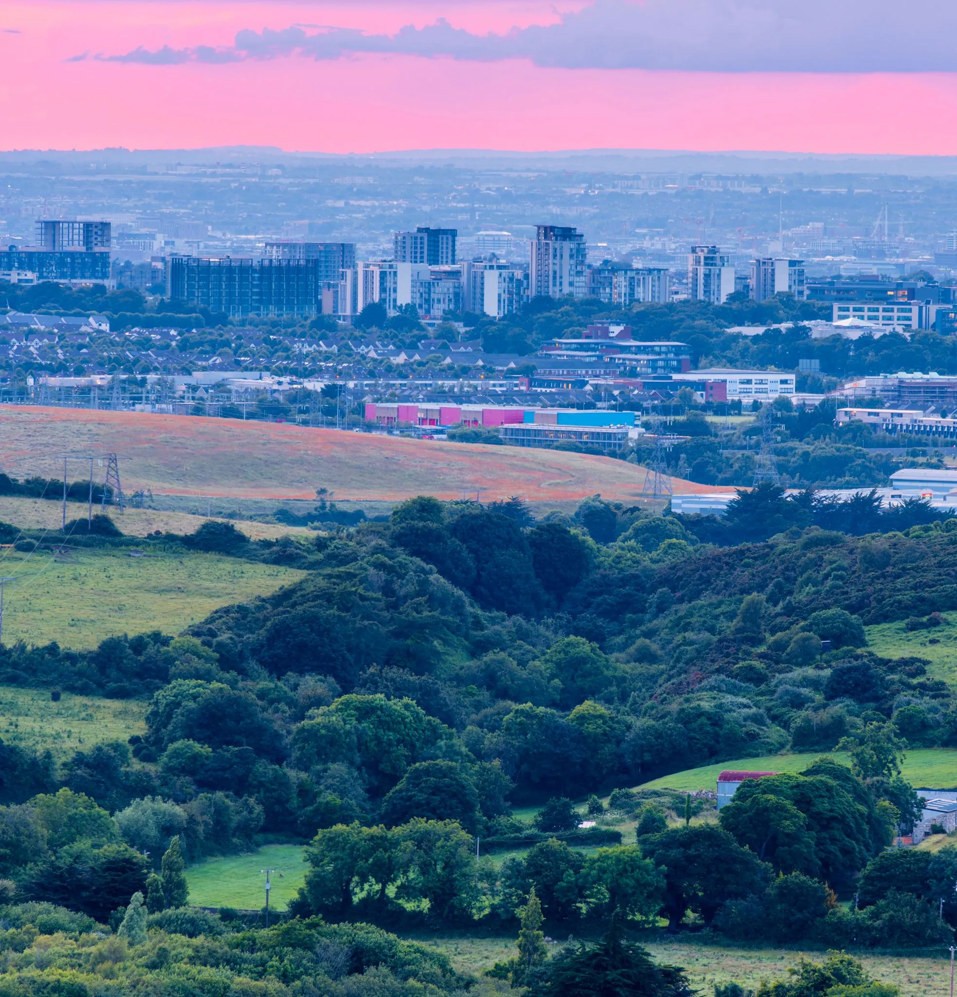 Photo showing: Looking north-west. View of Leopardstown/Sandyford through to 'One Central Plaza' (formerly the Central Bank) with Dingle Glen in the foreground, a geological formation in Dún Laoghaire-Rathdown, Dublin. c. 500metre-long cleft in the bedrock of the Dublin Mountains. Not far from 'The Scalp'.