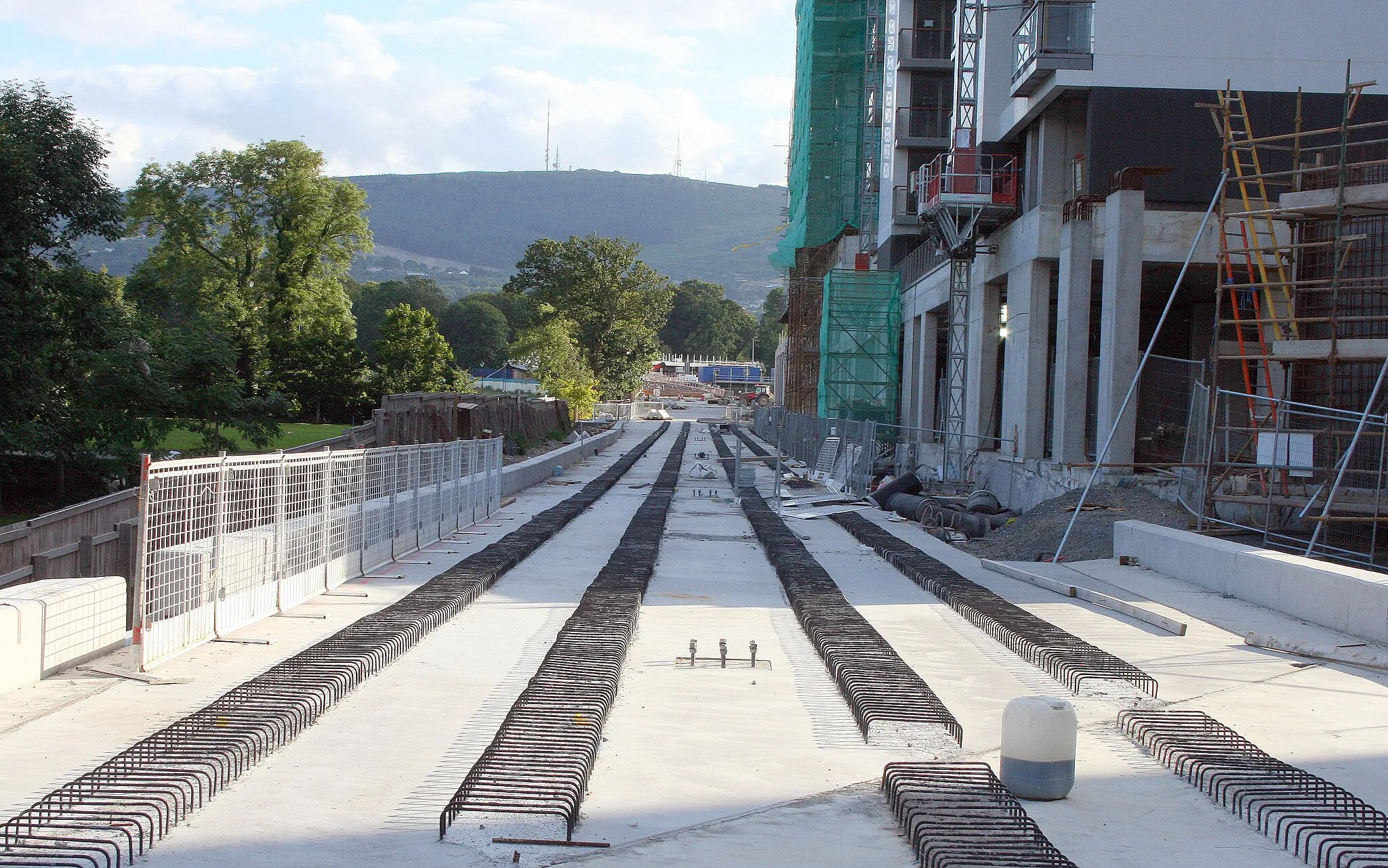 Photo showing: Luas Green line extension under construction at Leopardstown (Central Park) in July 2008.