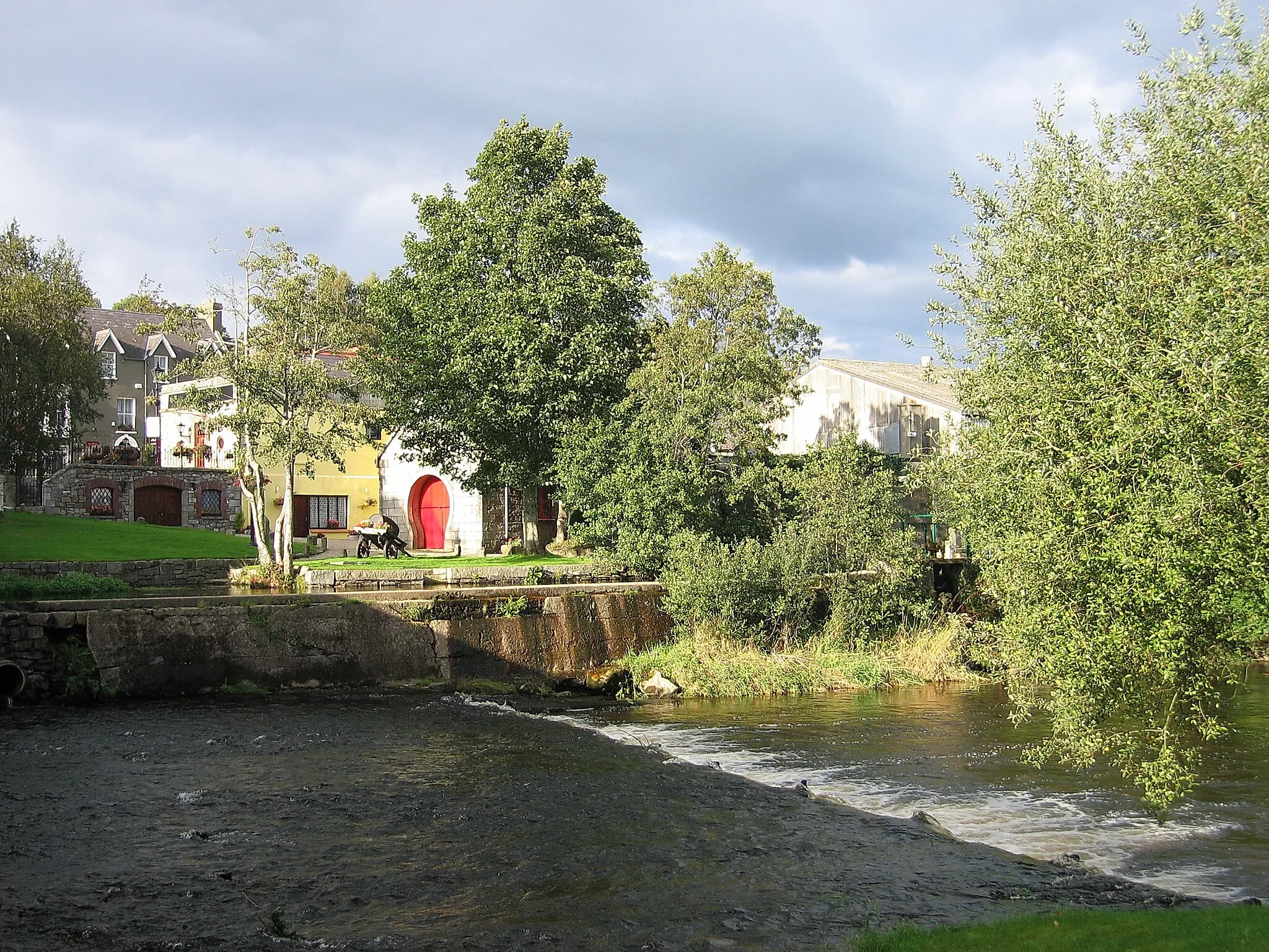 Photo showing: River Aughrim flowing through Aughrim (Sarah777 13:54, 2 January 2007 (UTC))