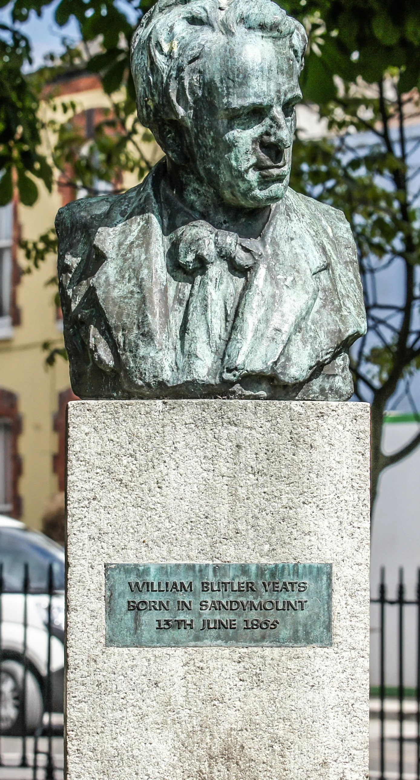 Photo showing: Bust of William Butler Yeats at Sandymount Green, Dublin, Ireland
