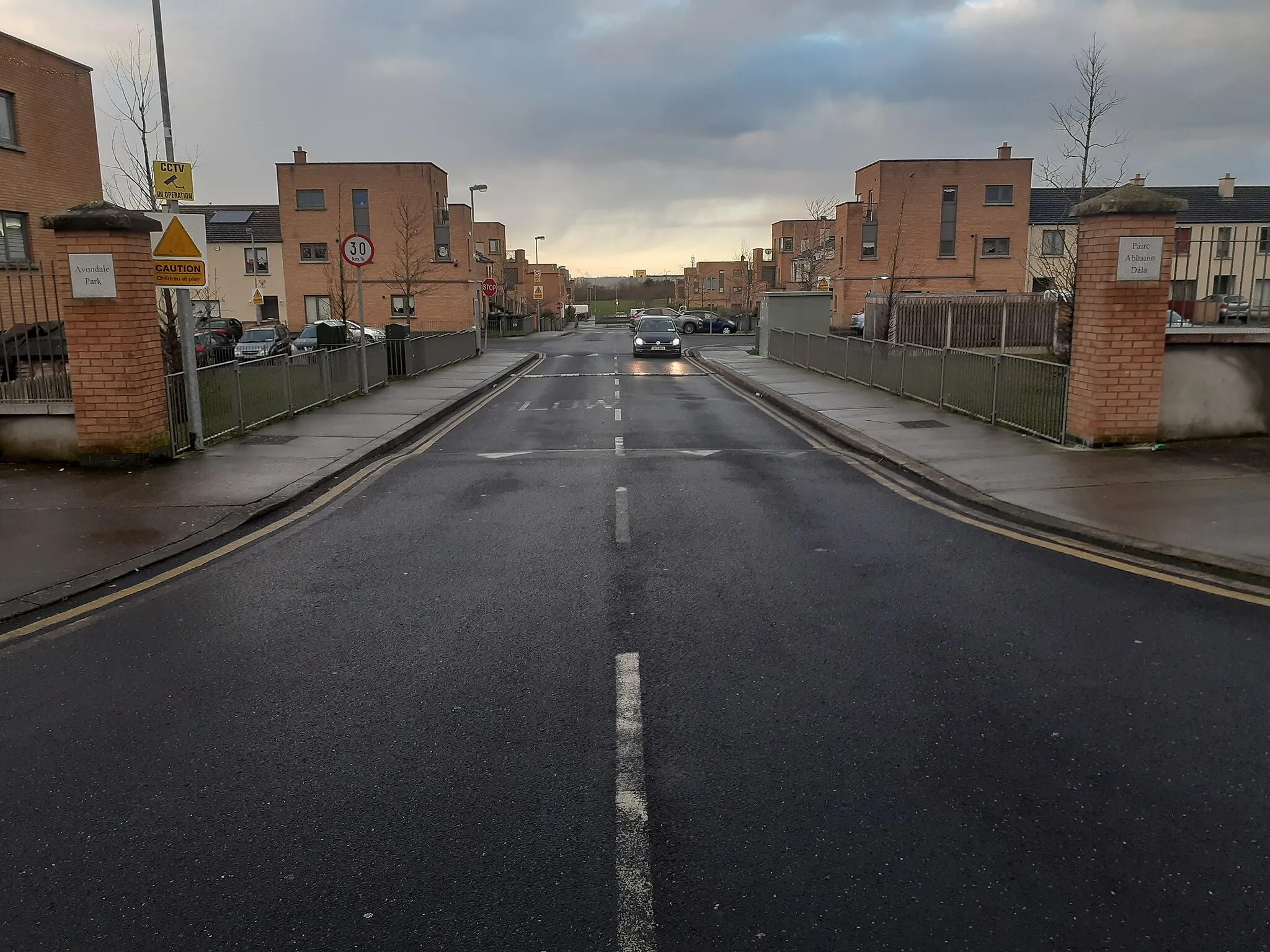 Photo showing: Bilingual entrance pillars signs to Avondale Park in Mulhuddart, Dublin.