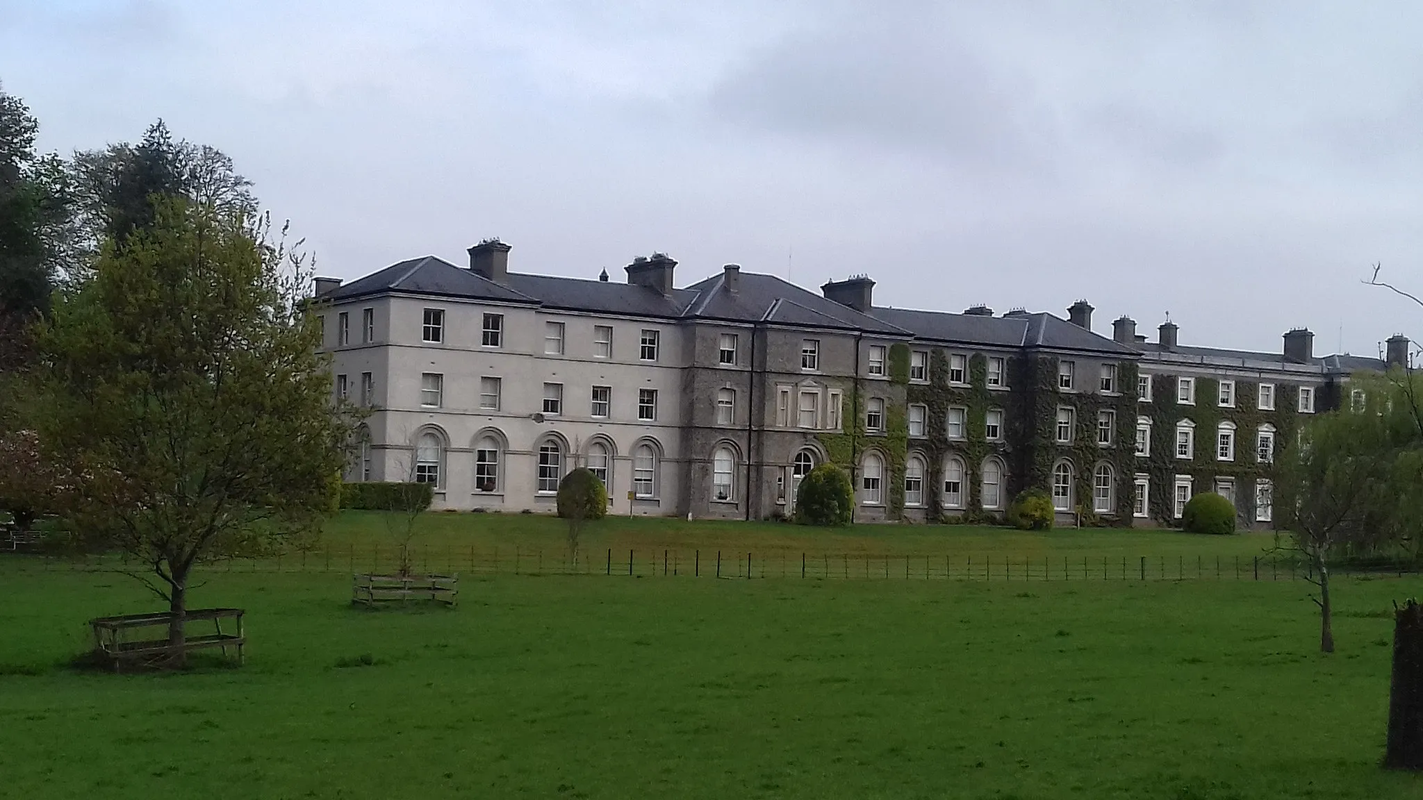 Photo showing: Southern facade of the Vincentian's fee-paying secondary school - Castleknock College. Viewed from the Carpenterstown Road opposite Knockmaroon farm.