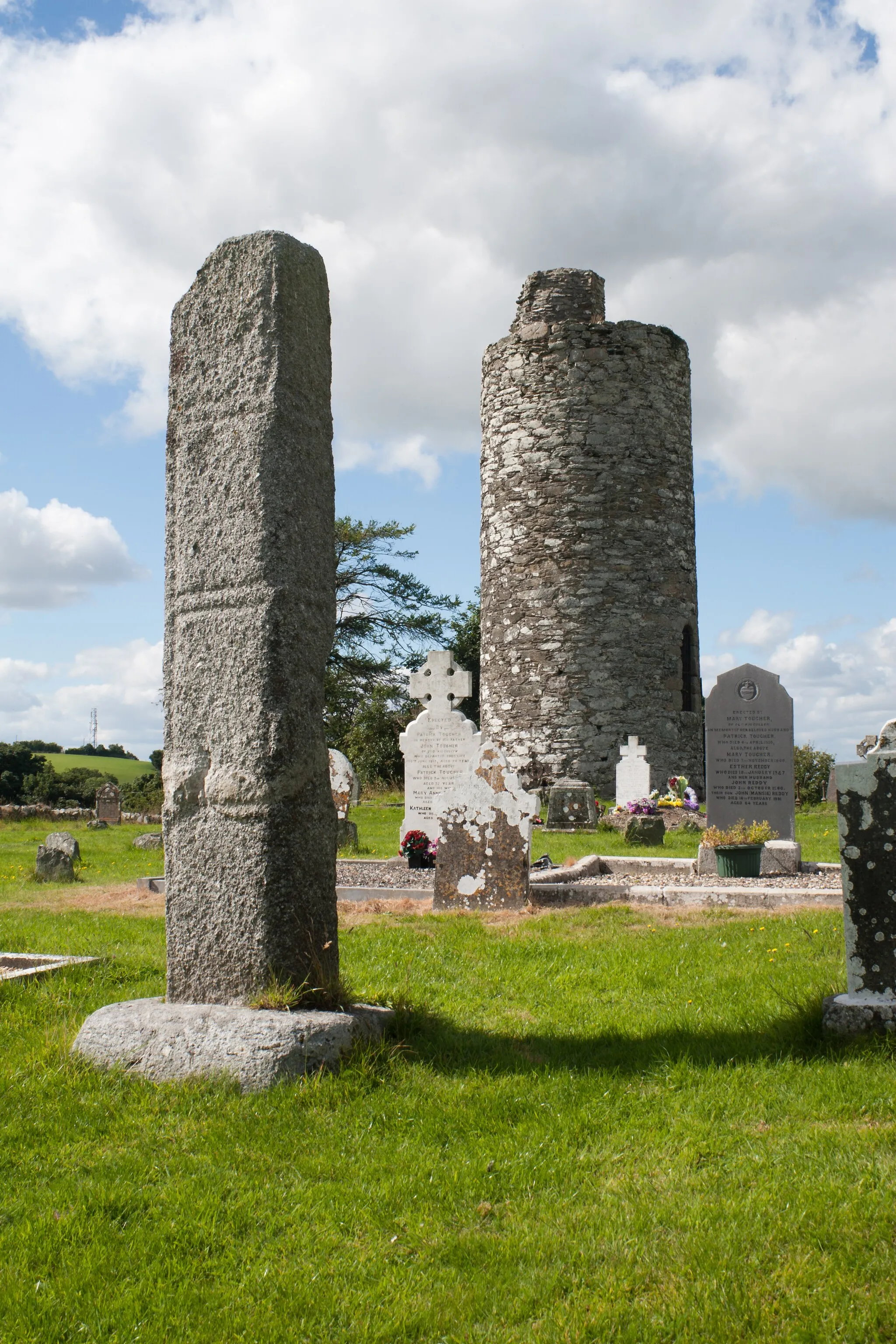 Photo showing: East shaft and round tower of Old Kilcullen, looking west.