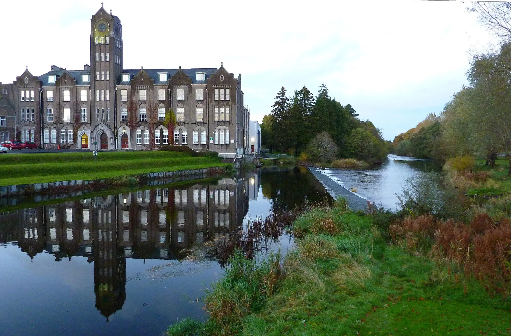 Photo showing: A view of Newbridge College and weir over River Liffey