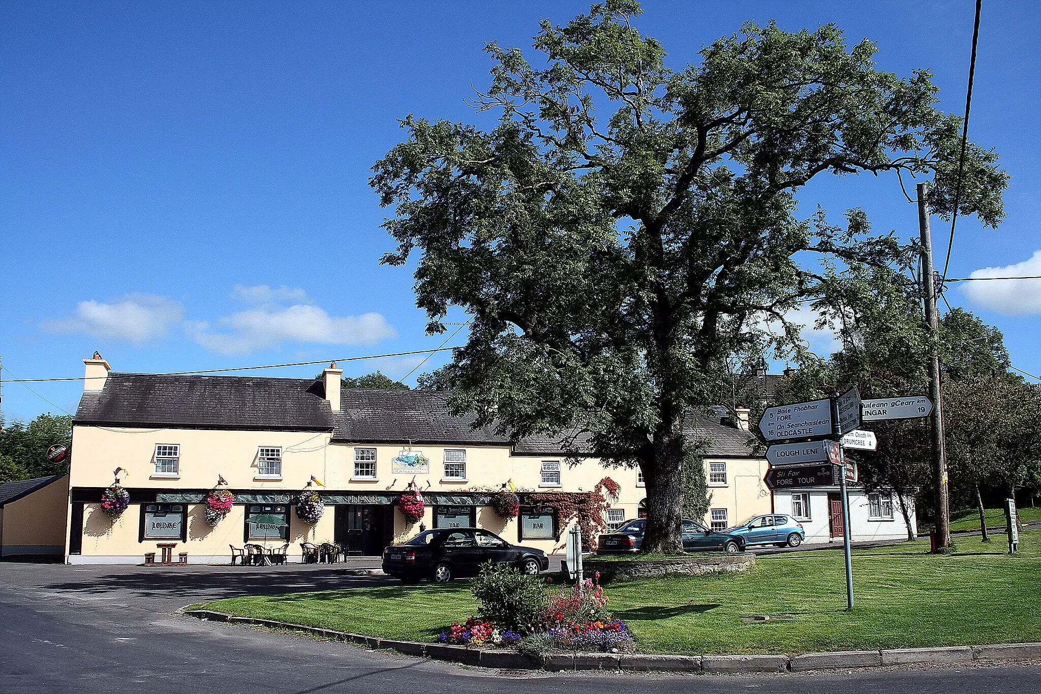 Photo showing: Lough-Lene Inn Collinstown