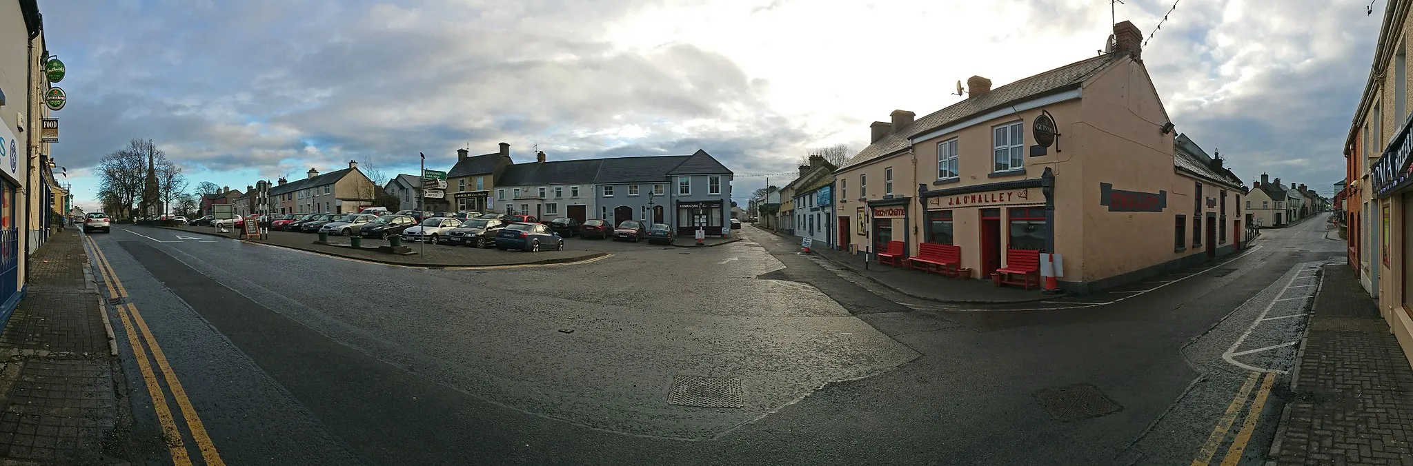 Photo showing: Panorama of Rathdowney, Co. Laois, Ireland.  Church Street on left, Ossory Street centre, Main Street on right.