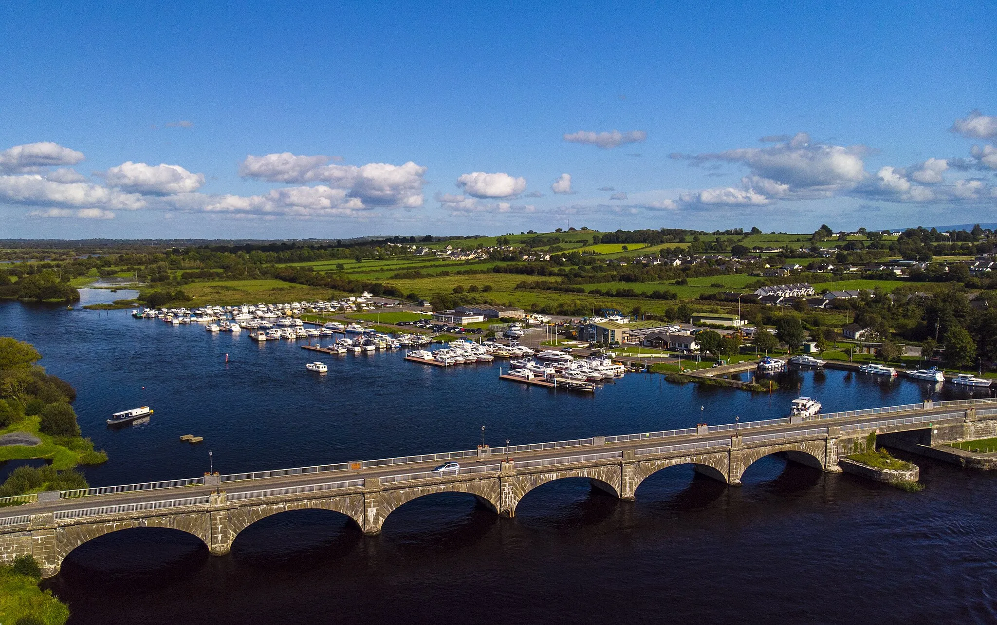 Photo showing: Banagher Bridge crosses the River Shannon. The Shannon here is the Offaly-Galway border.
