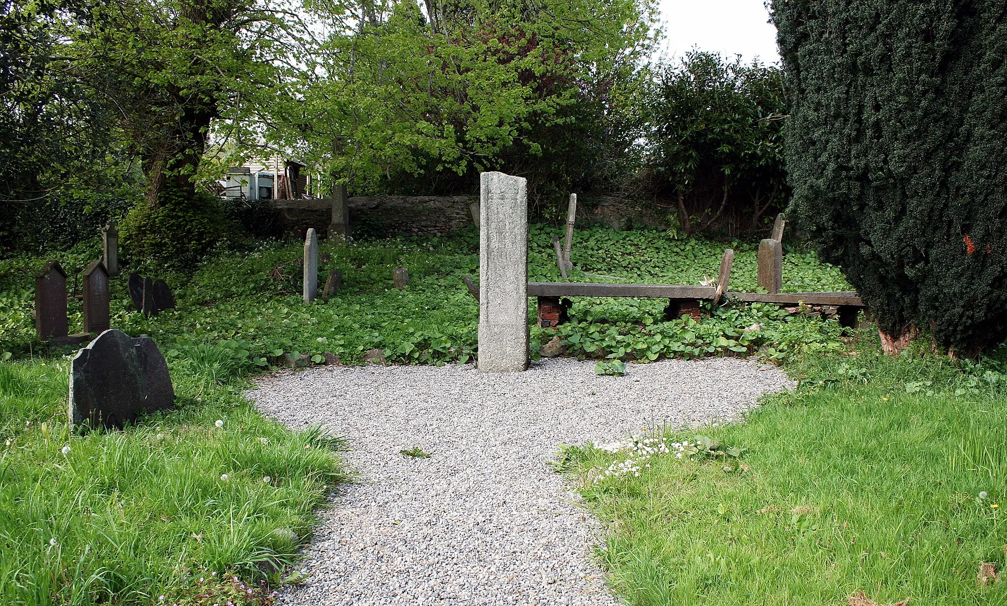 Photo showing: Shaft of monumental high cross in old graveyard in Delgany inscribed with a prayer for Odran Sair
