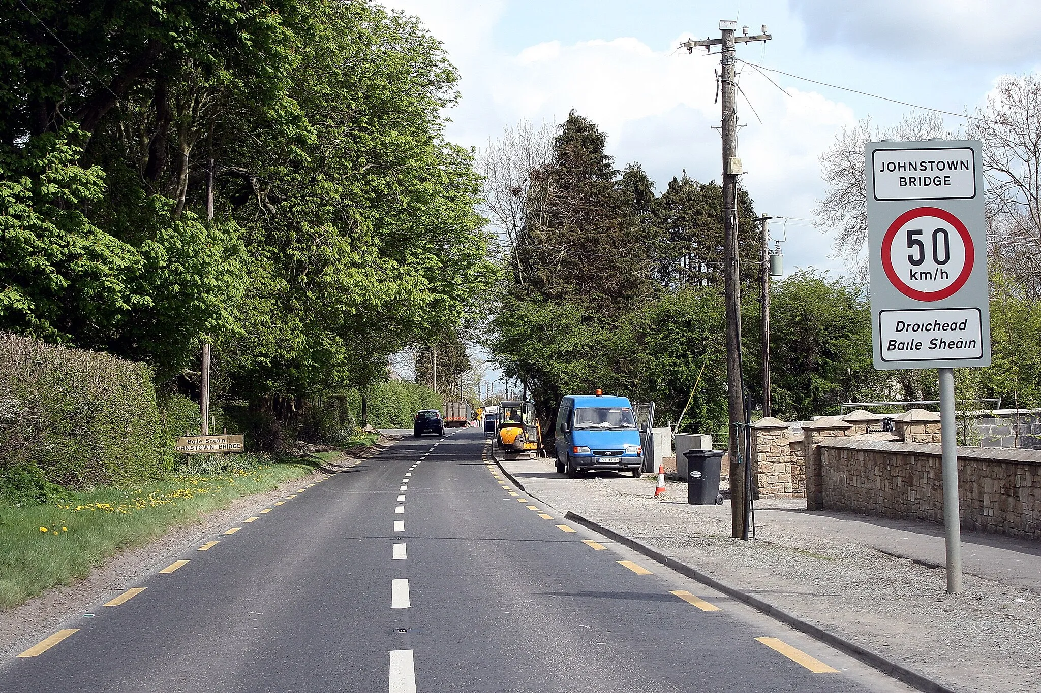 Photo showing: Johnstown Bridge in County Kildare on the R402 road approaching from the west