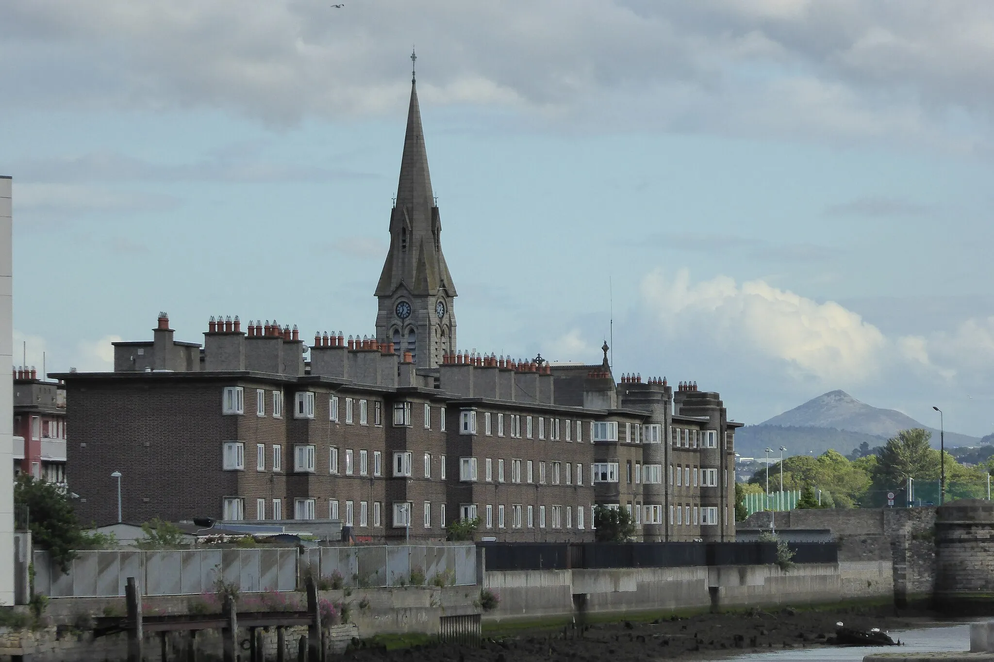 Photo showing: St. Patricks' Church and O'Rahilly House flats beside the River Dodder in Ringsend, Dublin. The Great Sugarloaf is visible in the background.
