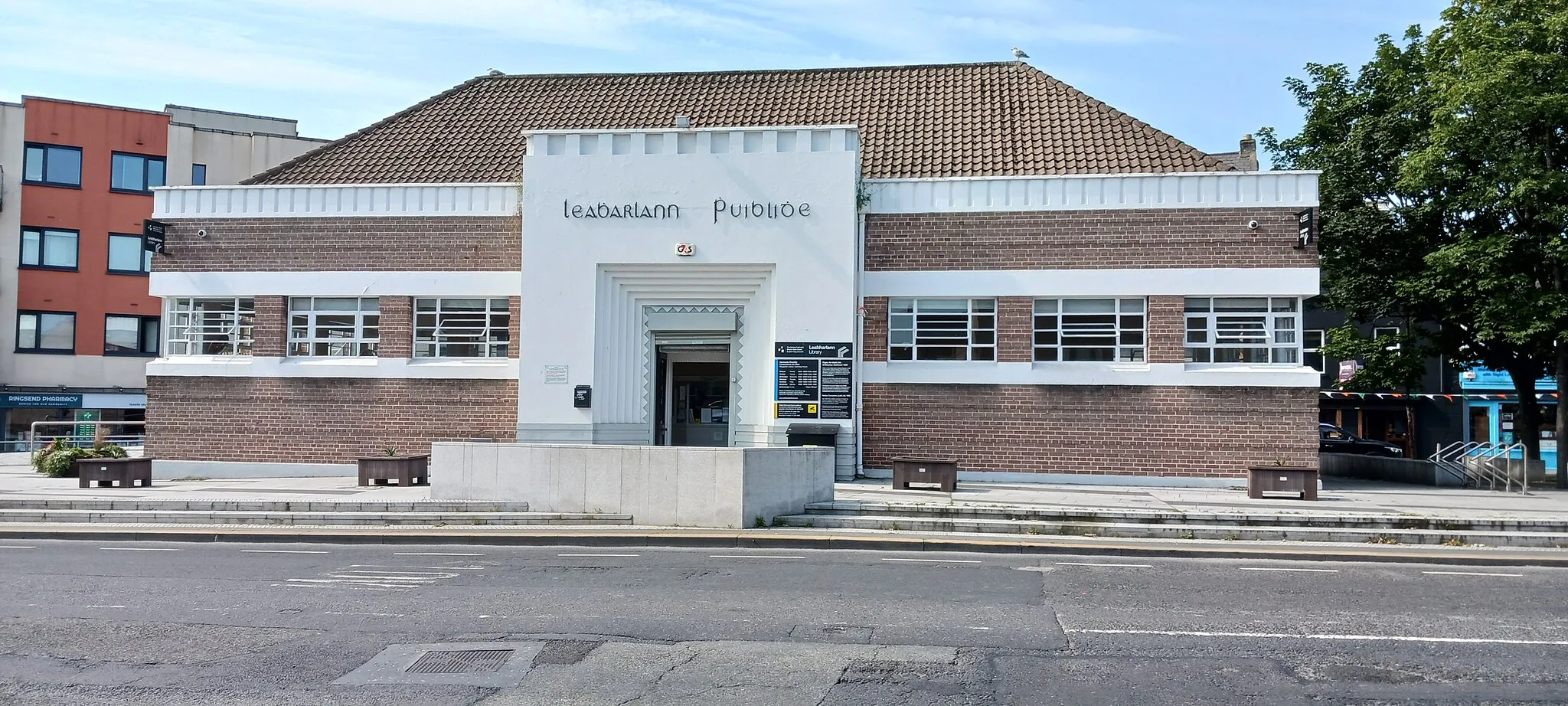 Photo showing: The front of the public library in Ringsend, Dublin.