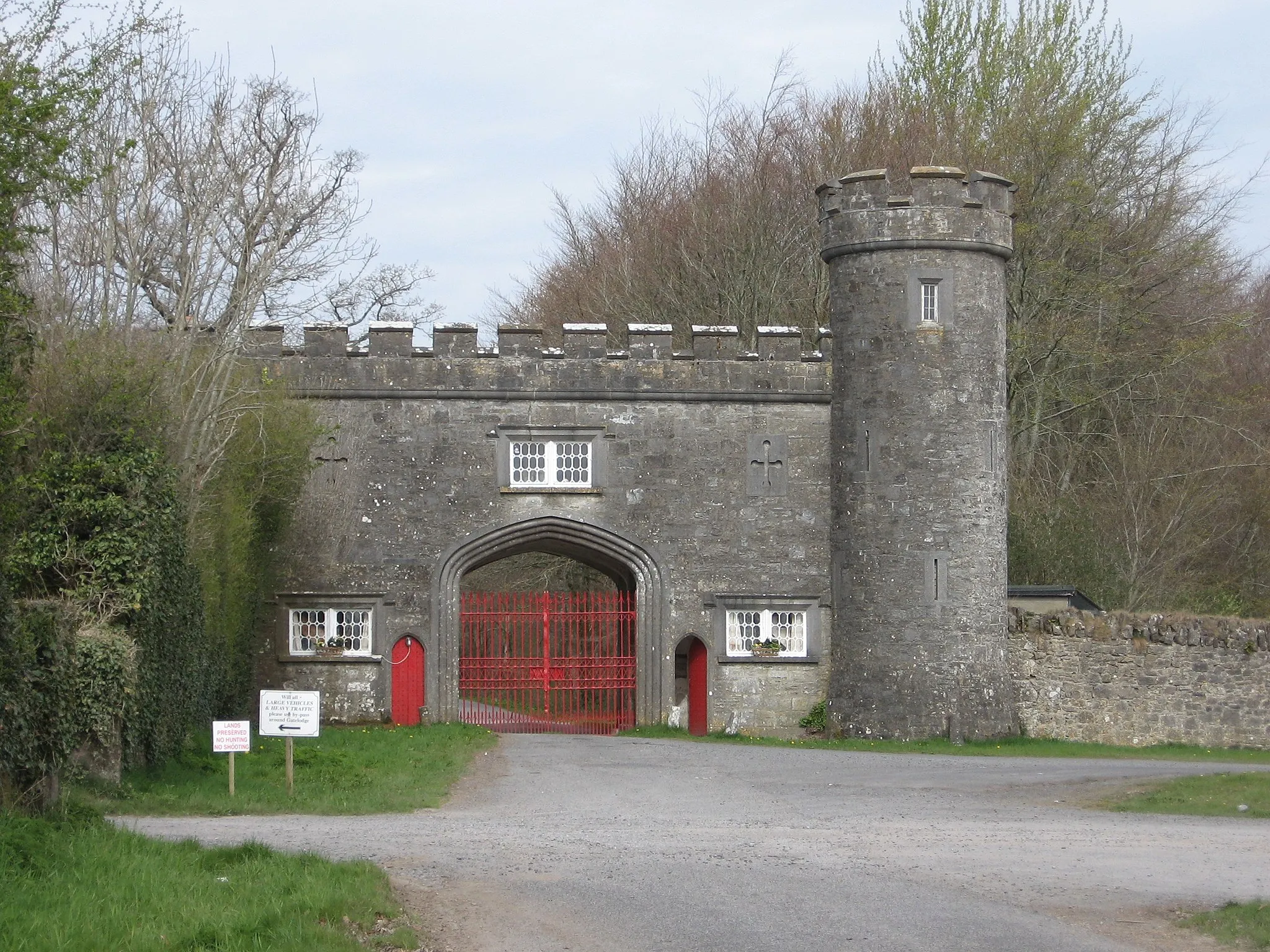 Photo showing: Gate Lodge at Tullynally Castle, Castlepollard, Co. Westmeath, Ireland; designed by architect James Shiel, c. 1820