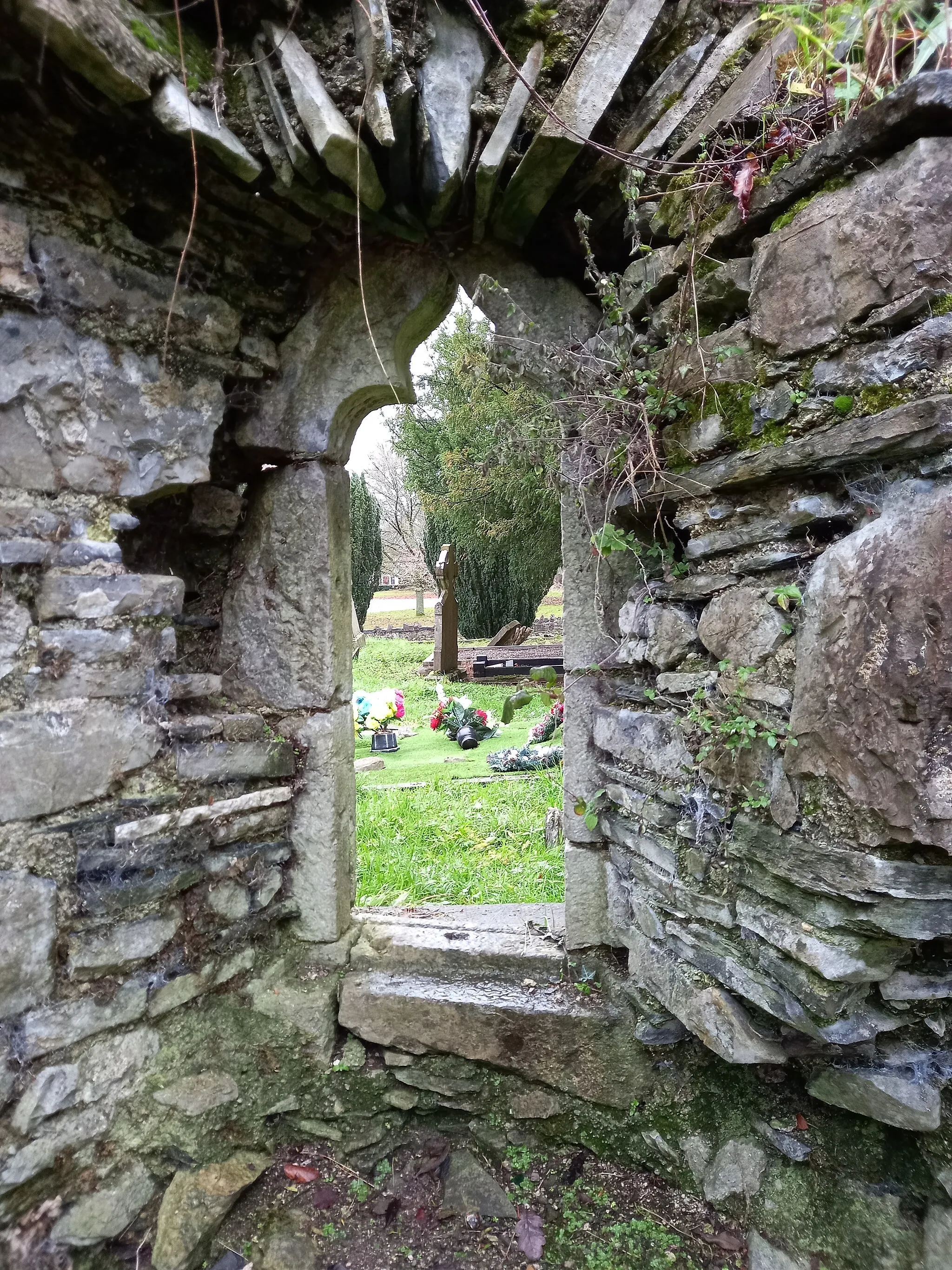 Photo showing: Ogee window in Straffan old church