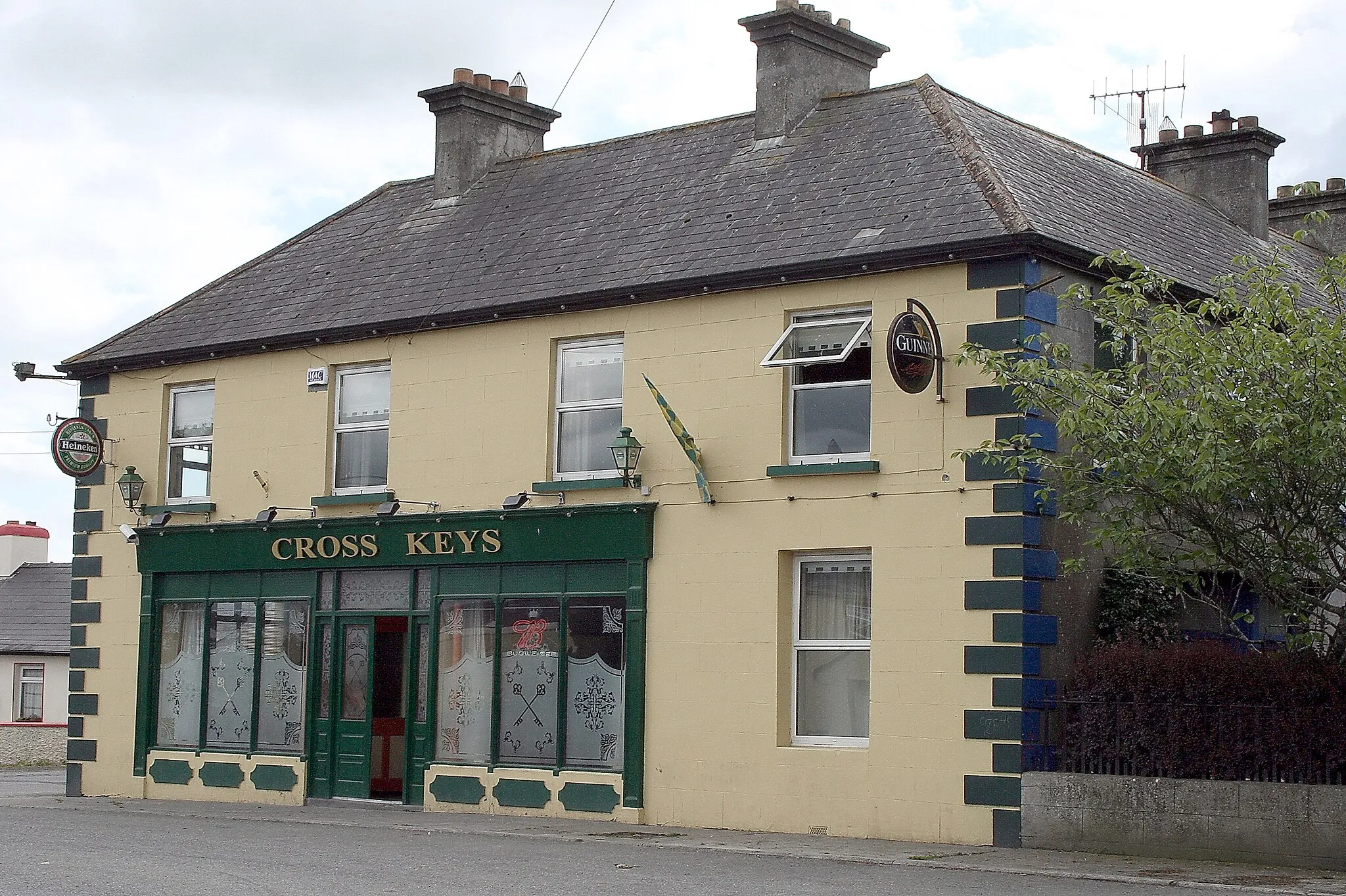 Photo showing: Cross Keys on the R417 in Kildangan, County Kildare, Ireland