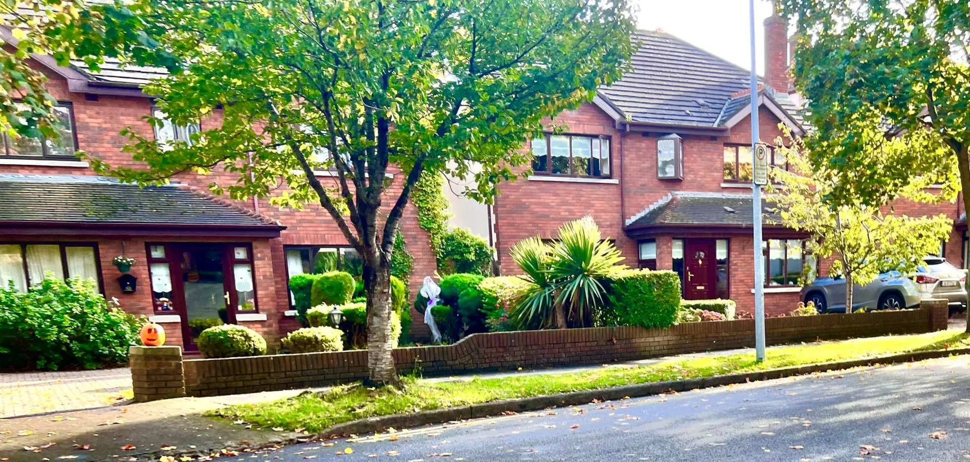 Photo showing: Upper middle class tract housing, Dublin