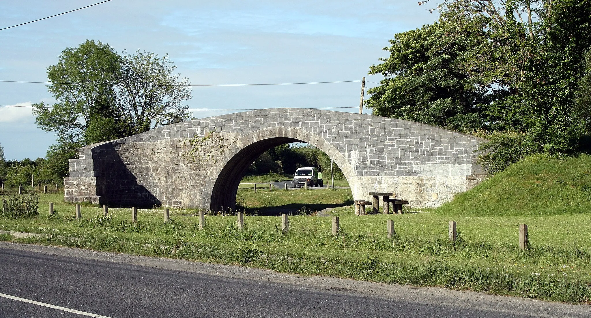 Photo showing: Blackhall Bridge, near Portarlington, County Laois, near to Ballymorris, Kilbride, Kilnahown Bridge, Cuil an Tsudaire and  Tirhogar Cross Roads, Laois, Ireland.
From the R419 - a bridge carrying a no longer existing road over a no longer existing canal.