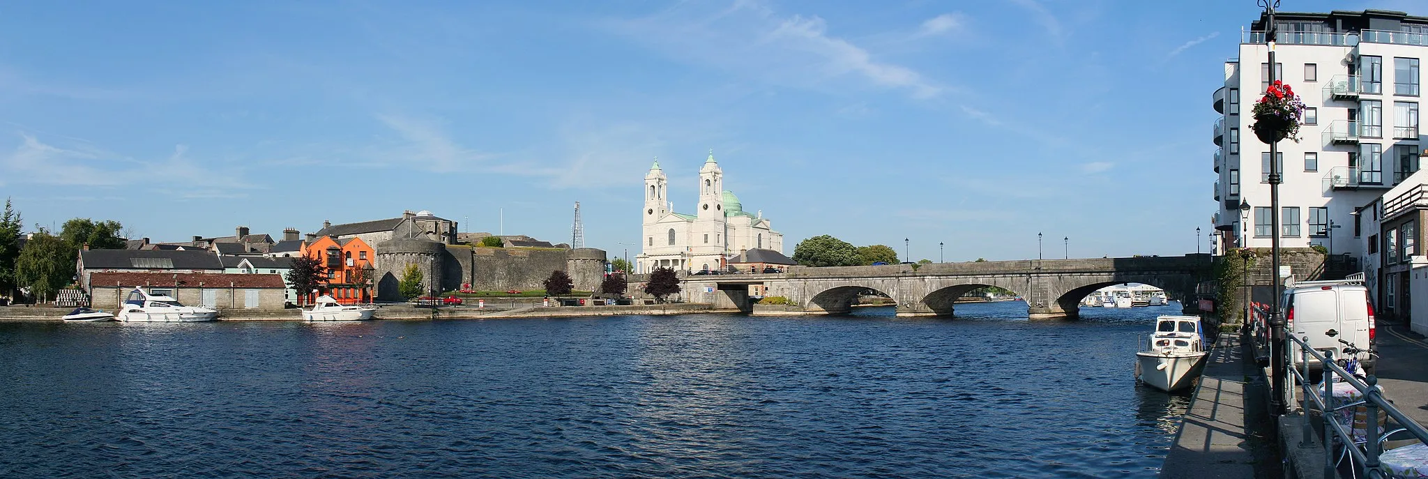 Photo showing: Athlone / Ireland - Castle, St Peter and Paul's Church, Bridge over the Shannon