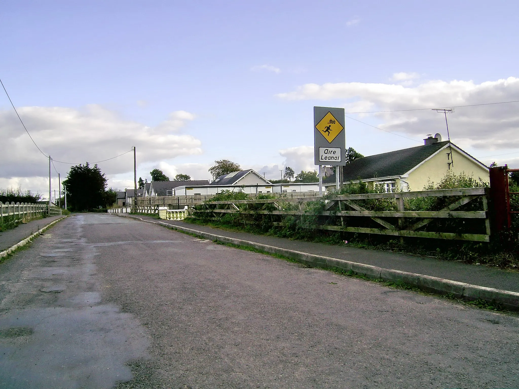 Photo showing: Aire_leanai_An scoil as Rath Cairn.jpg