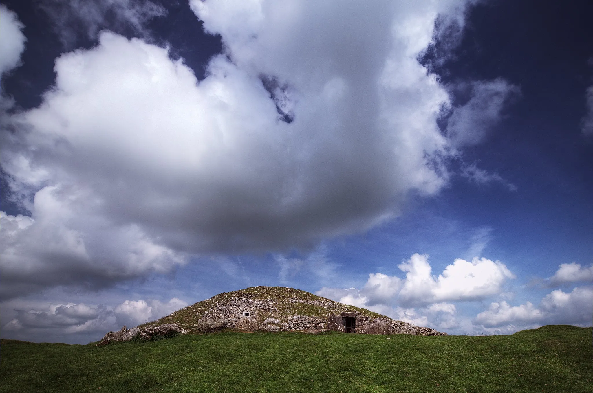 Photo showing: An exterior shot of the 5,000 year old Loughcrew Passage Tomb cairn T.