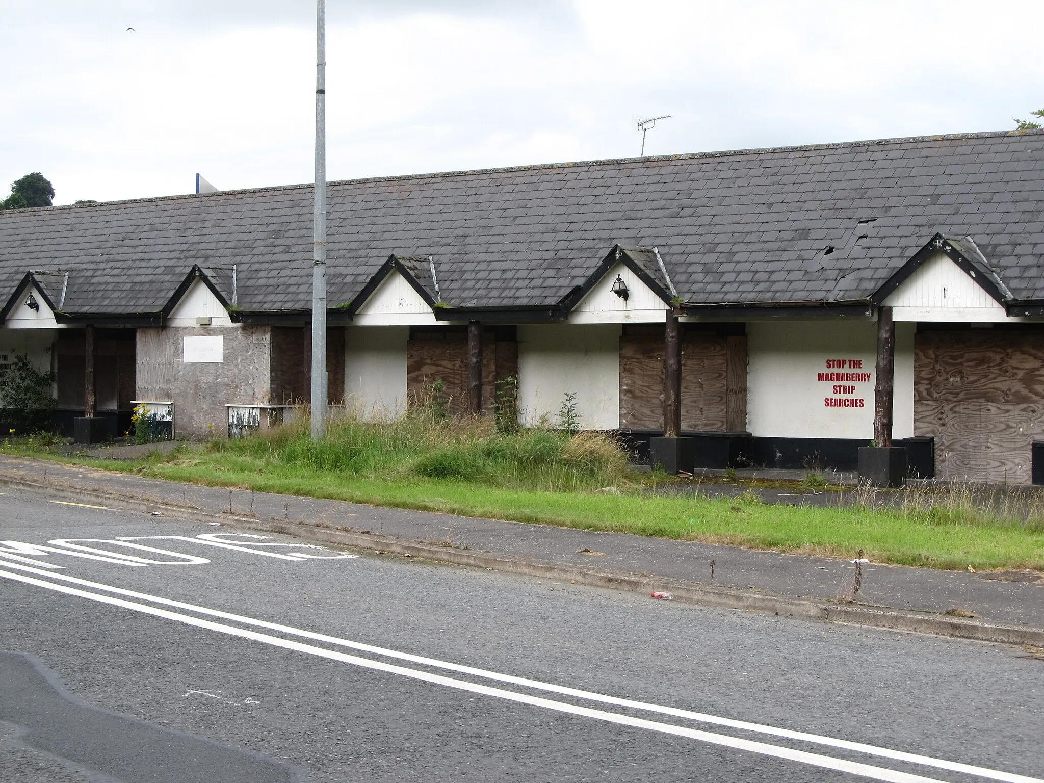 Photo showing: The boarded up former Ravensdale Inn at Dromad