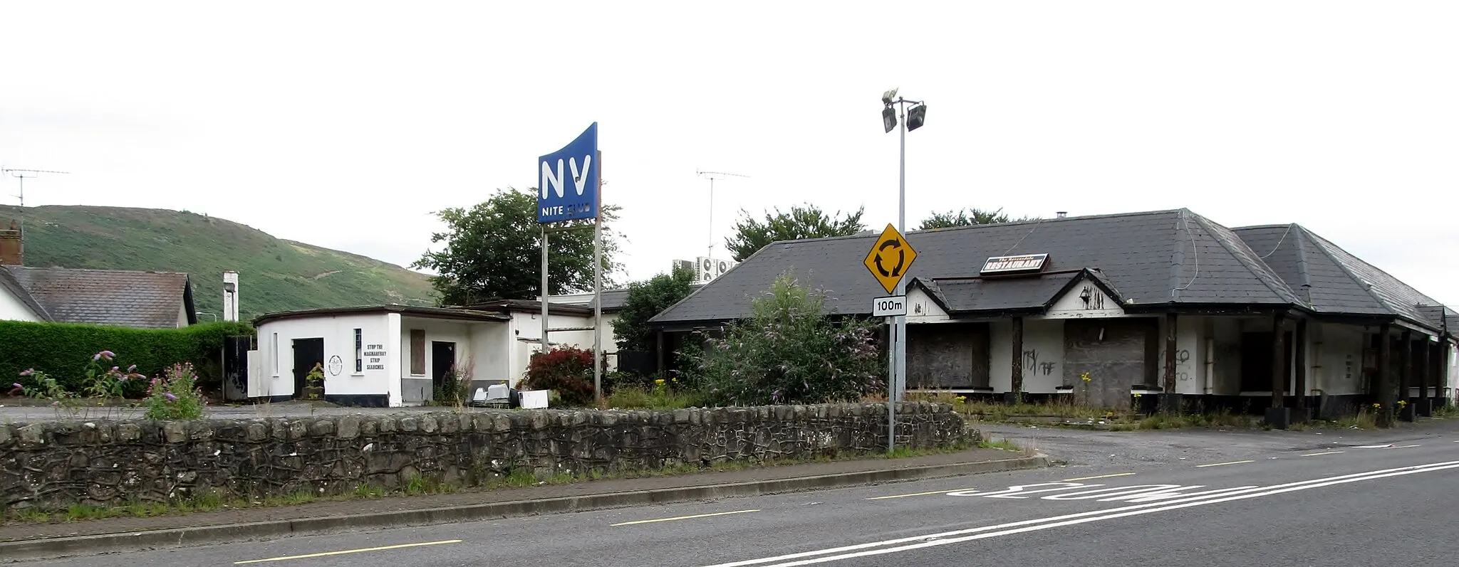 Photo showing: The disused Ravensdale Restaurant and NV Nite Club, Dromad