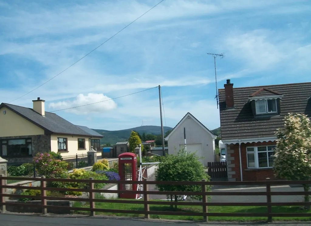 Photo showing: Bungalows on the western entrance to the village of  Meigh