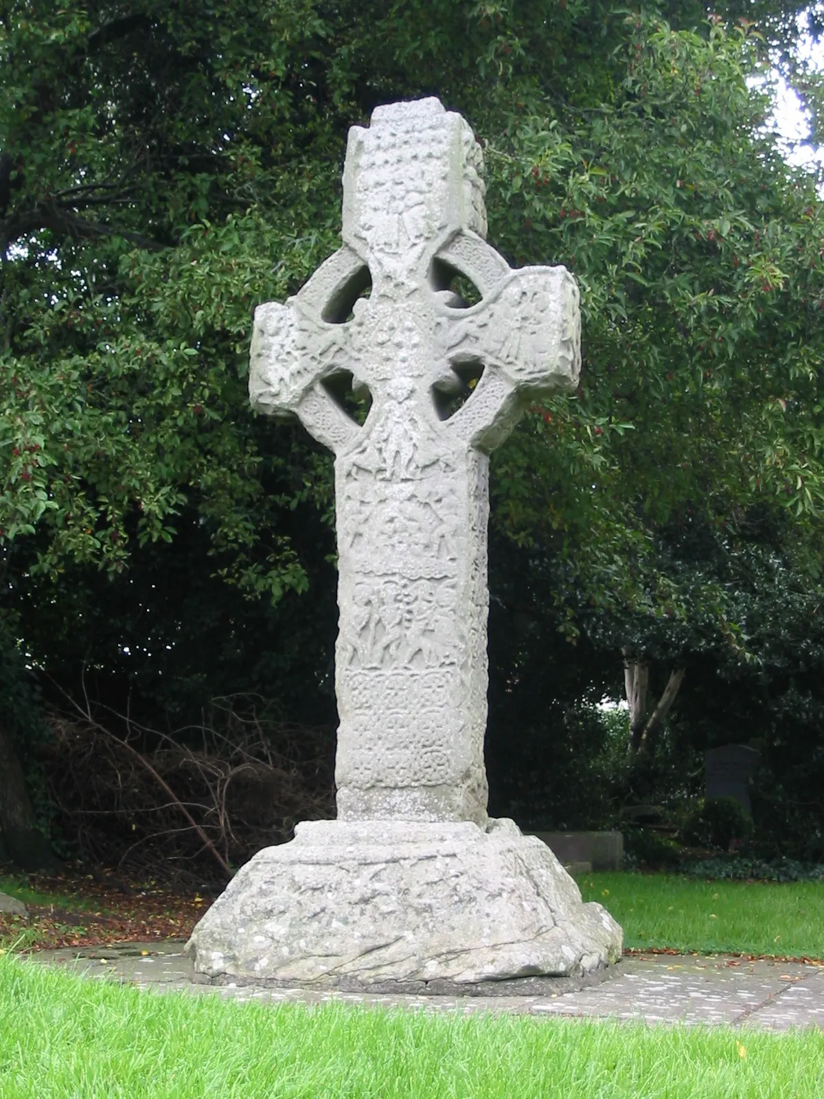Photo showing: The Cross of Kells, or Cross of Patrick and Columba (as it is writen on it, it is strangely dedicated to this two saints), is the oldest of the five high crosses in Kells, County Meath, Ireland. This is the eastern face.