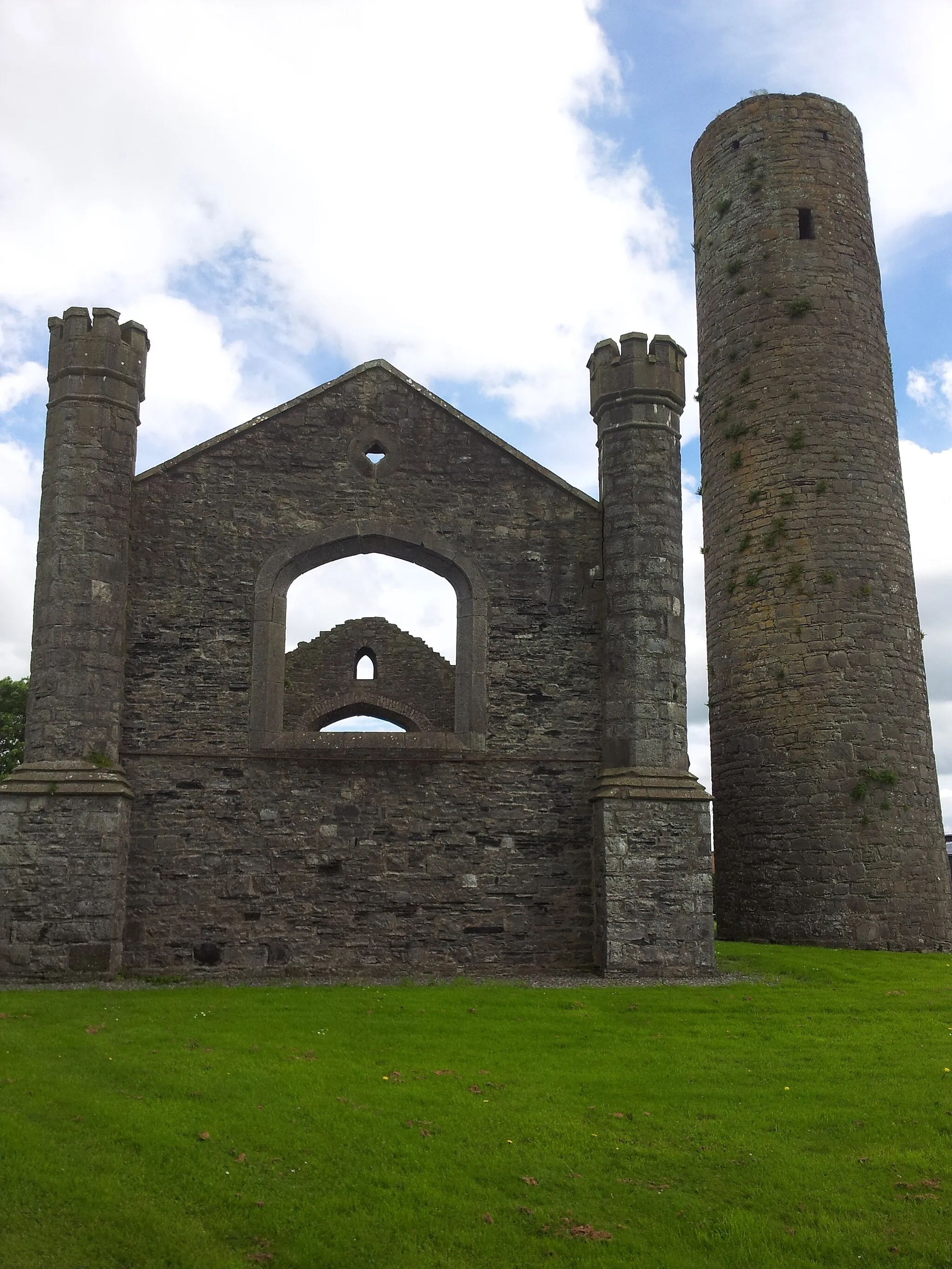 Photo showing: Taghadoe Round Tower Church